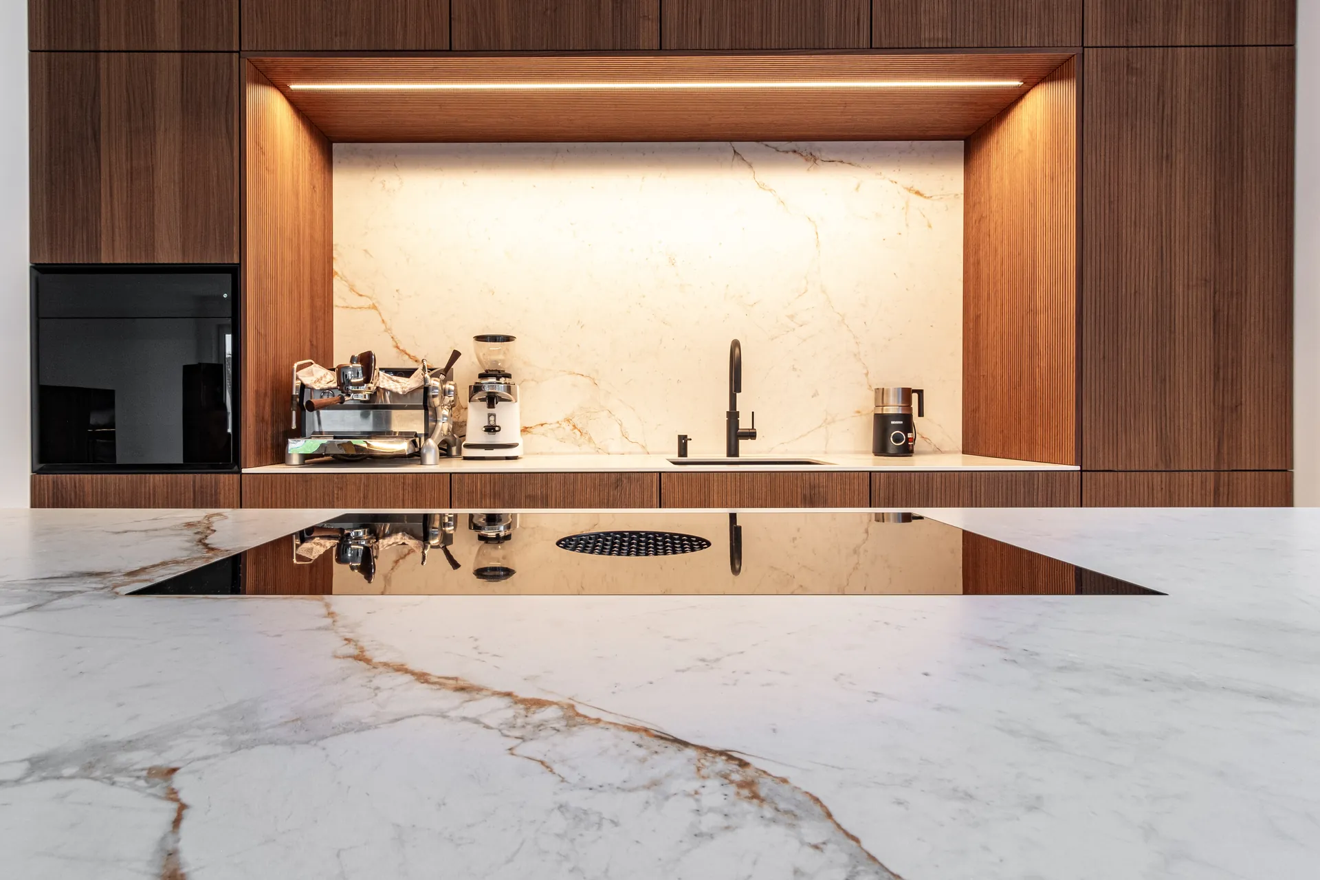 Grifflose Designküche mit Insel – Beton, Holz und Keramik von Leicht