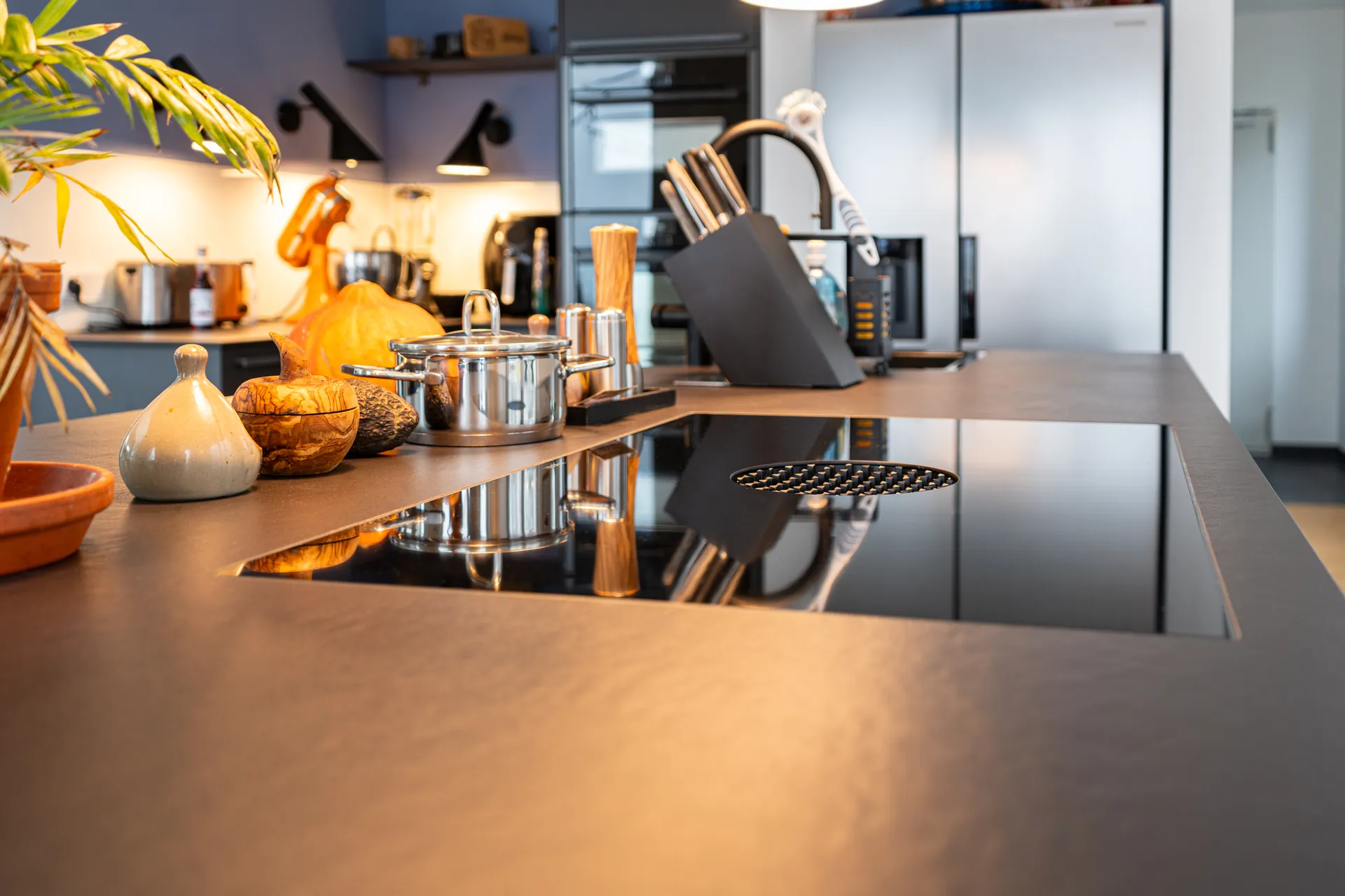 Designküche mit Kochinsel – Keramik mit Leicht, Bora und Quooker