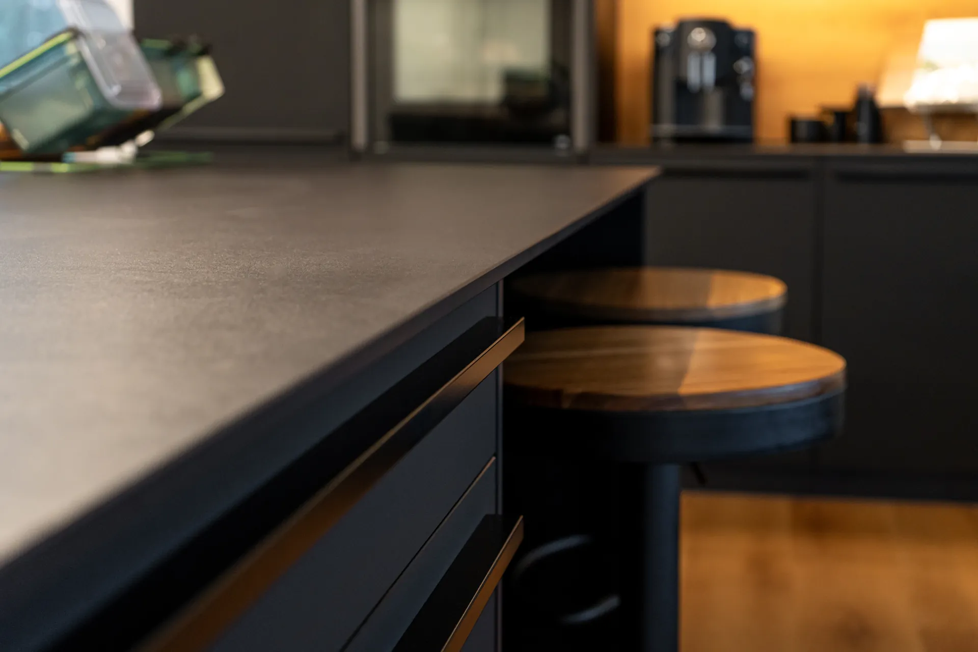 Designküche mit Kochinsel – Keramik und Holz mit Bora und NEFF