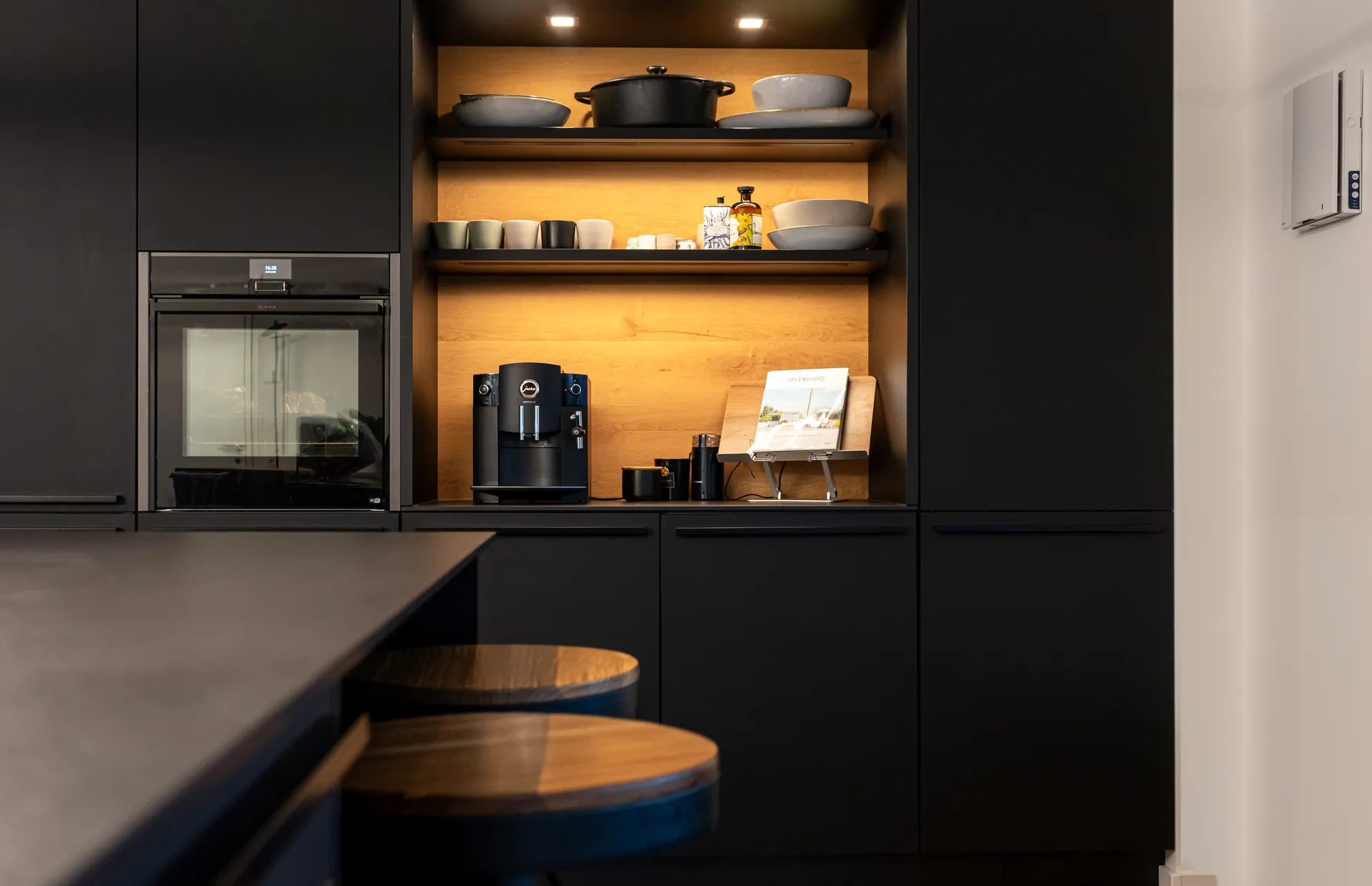 Designküche mit Kochinsel – Keramik und Holz mit Bora und NEFF