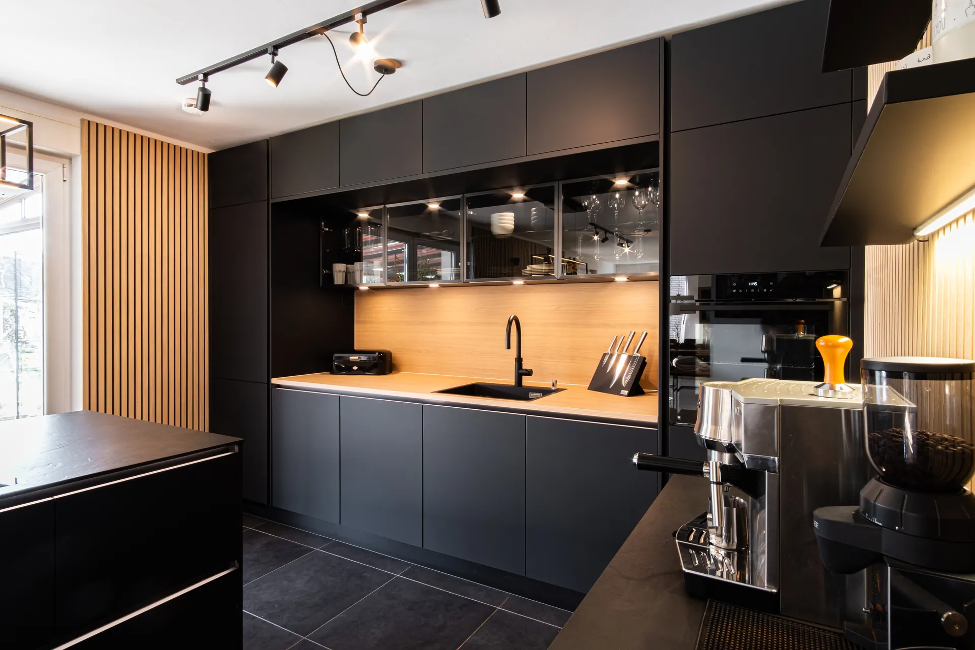 Grifflose Küche mit Insel – Keramik mit Bora, NEFF und Quooker