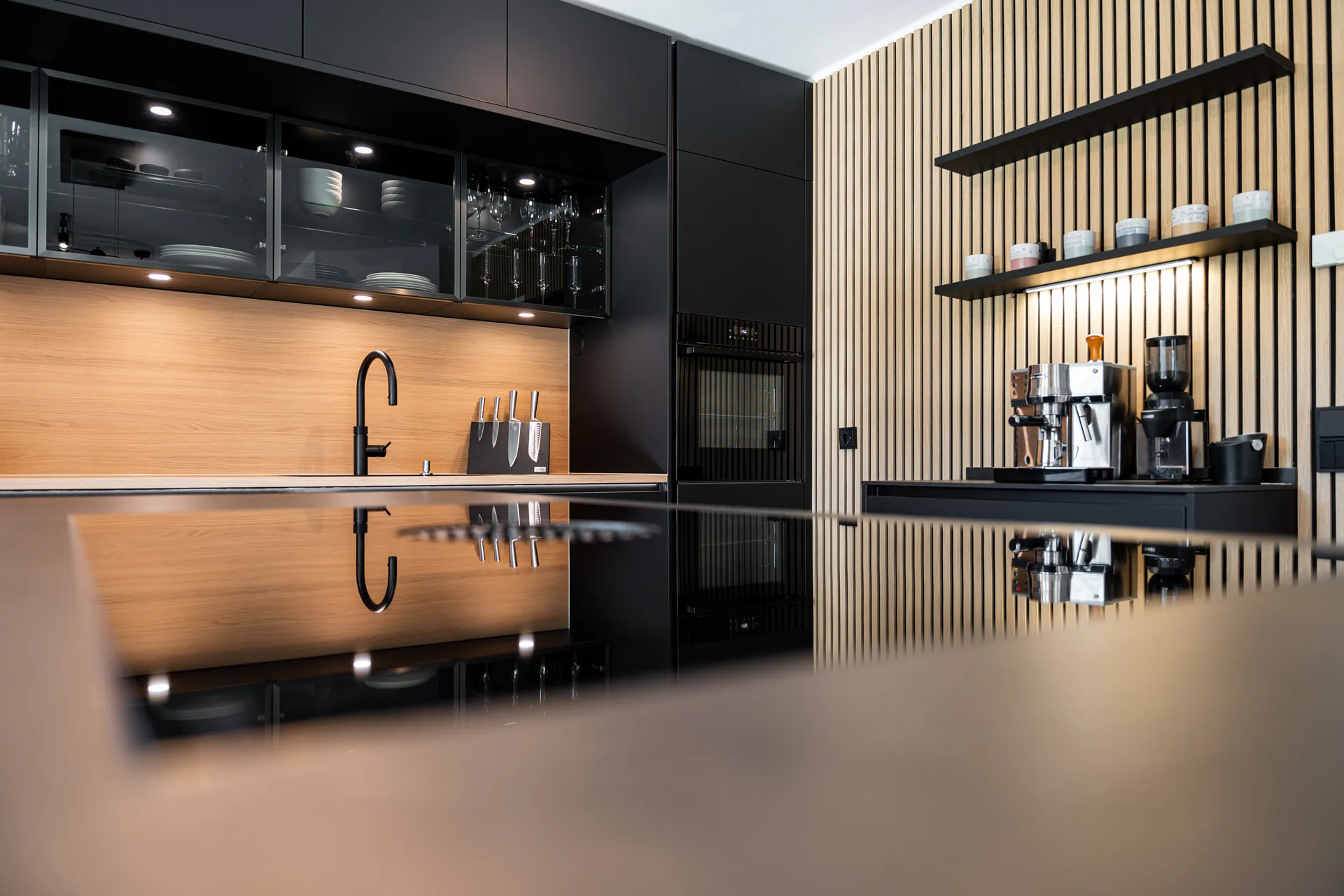 Grifflose Küche mit Insel – Keramik mit Bora, NEFF und Quooker