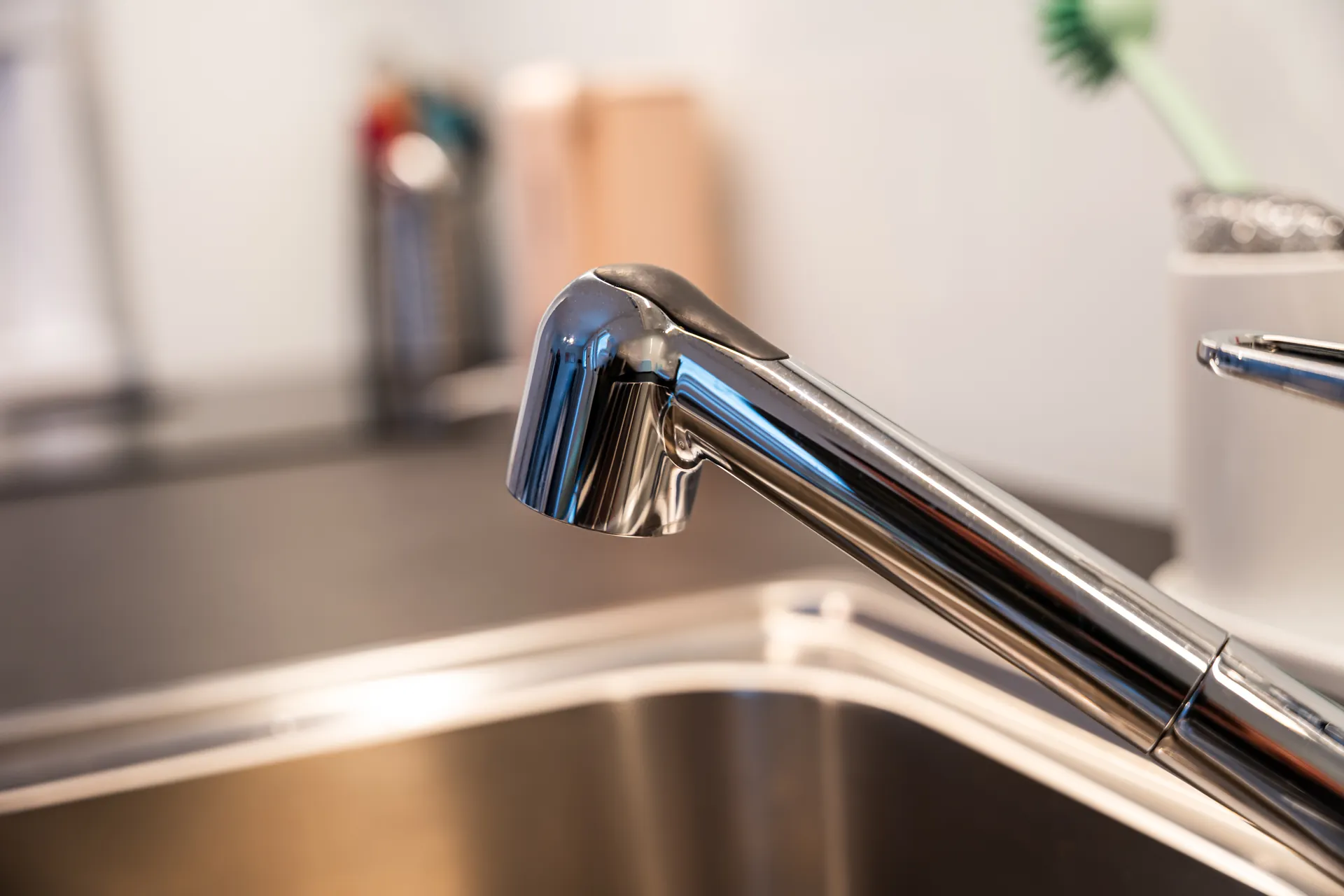 Singleküche – Einzeilige Küche mit Naturstein und Bora