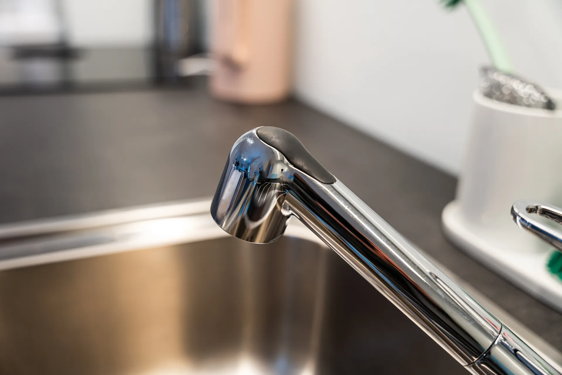 Singleküche – Einzeilige Küche mit Naturstein und Bora