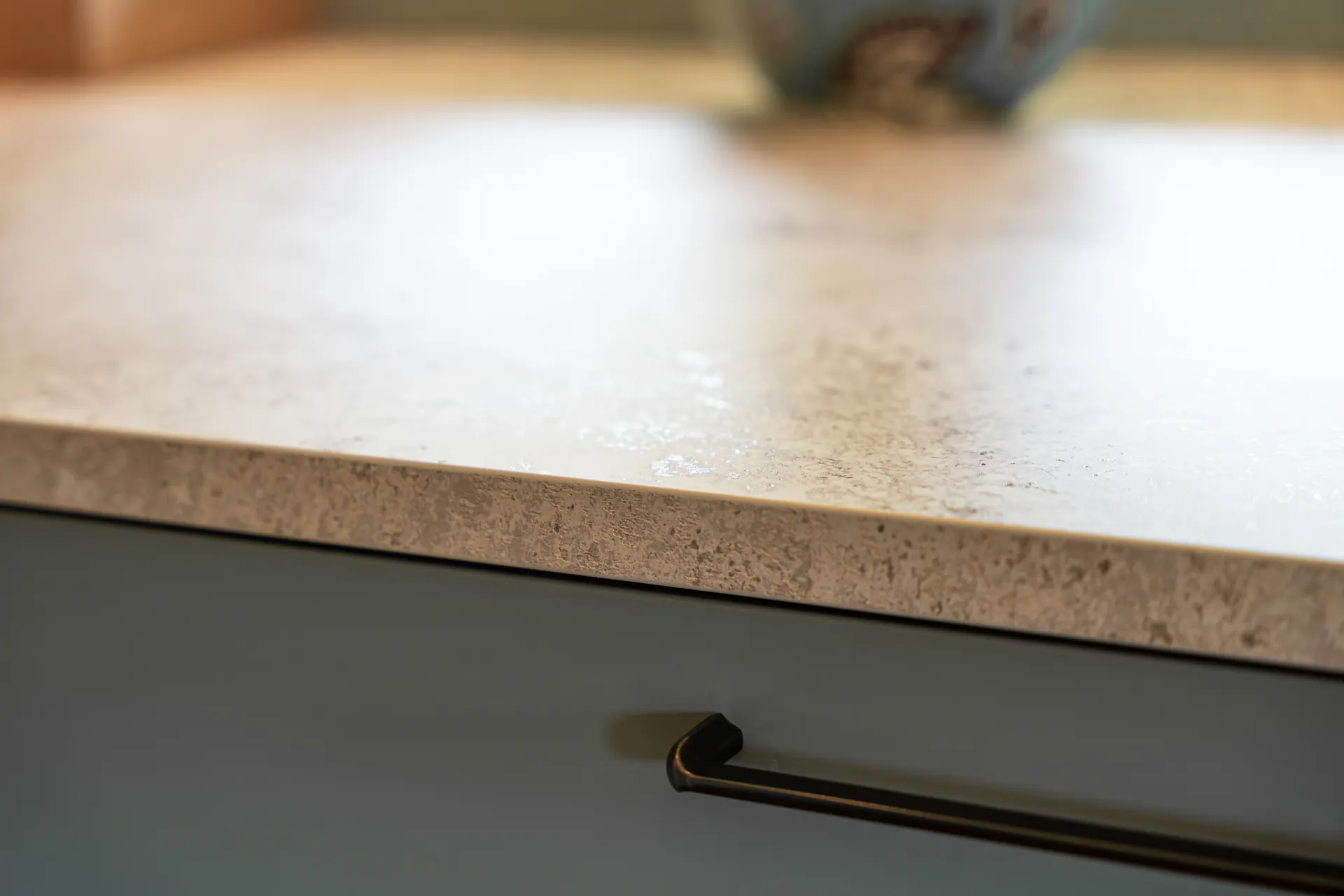 Designküche in L-Form – Keramik mit Quooker, Miele und NEFF
