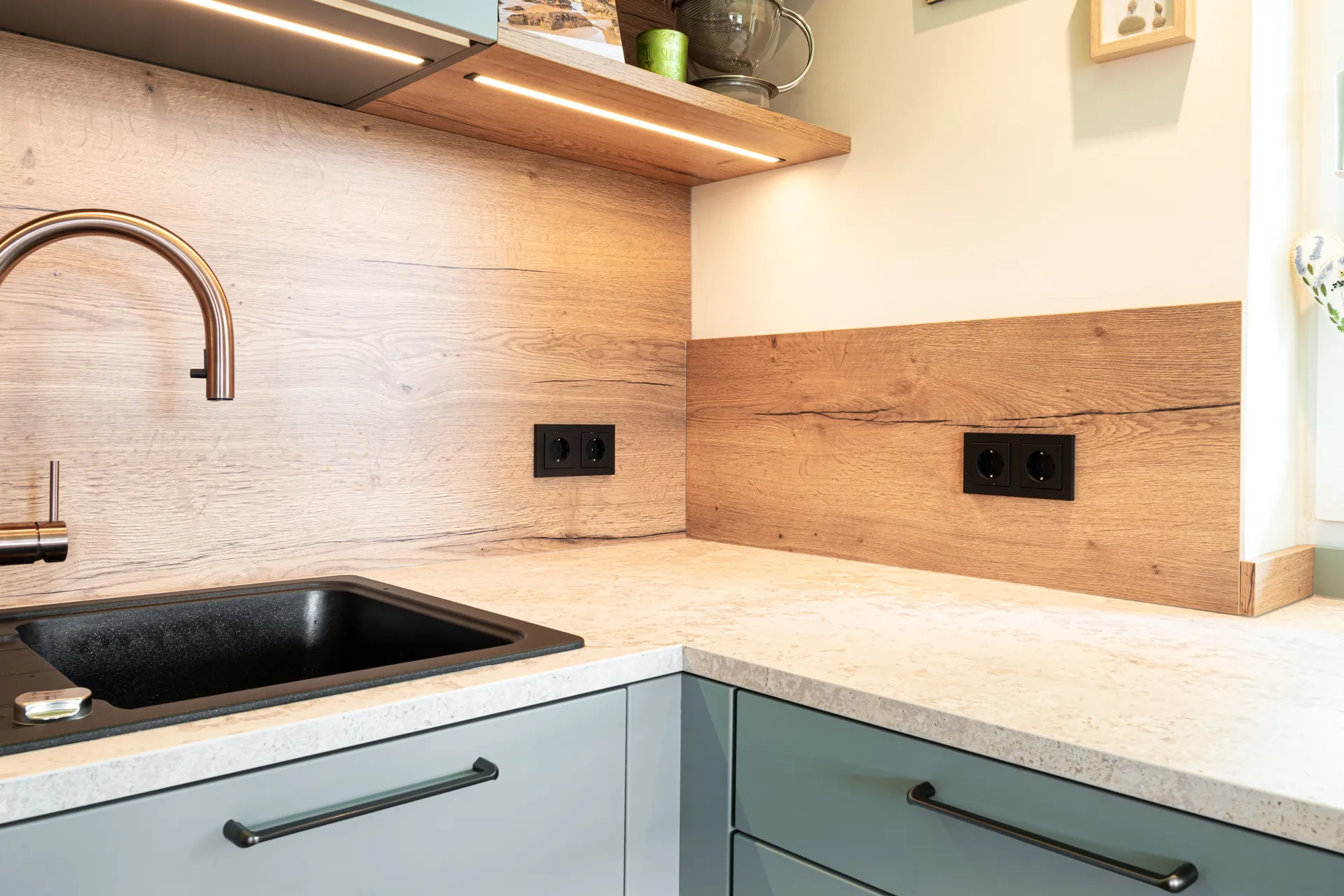 Designküche in L-Form – Keramik mit Quooker, Miele und NEFF