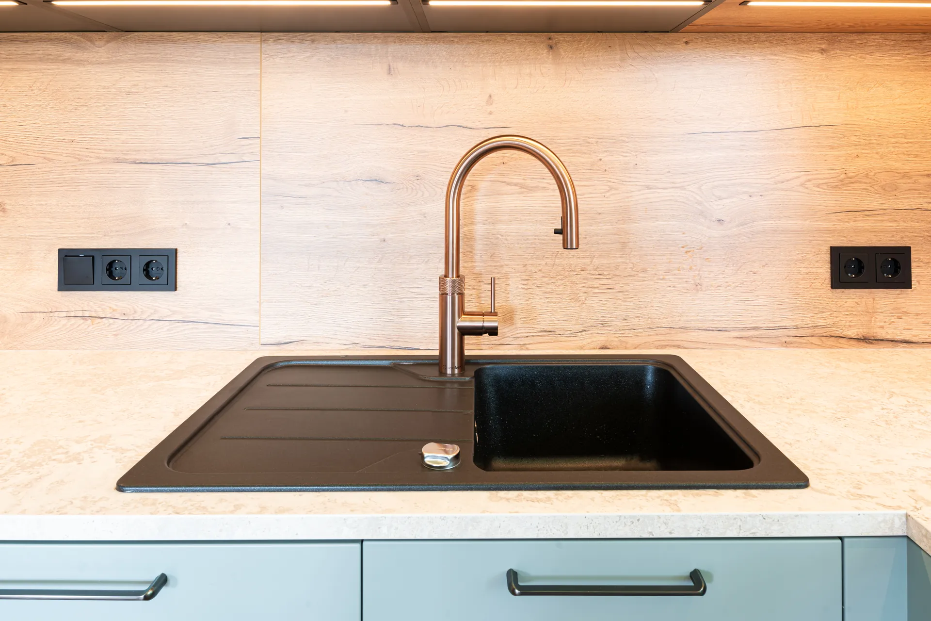 Designküche in L-Form – Keramik mit Quooker, Miele und NEFF