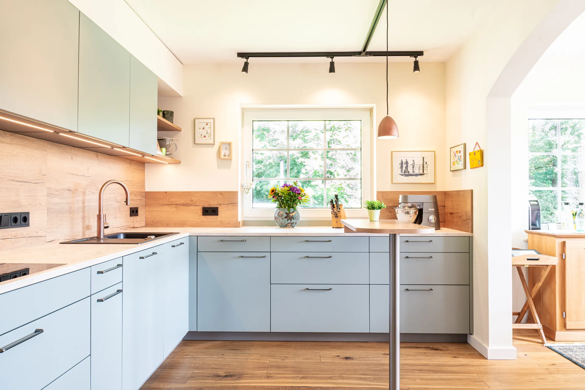 Designküche in L-Form – Keramik mit Quooker, Miele und NEFF