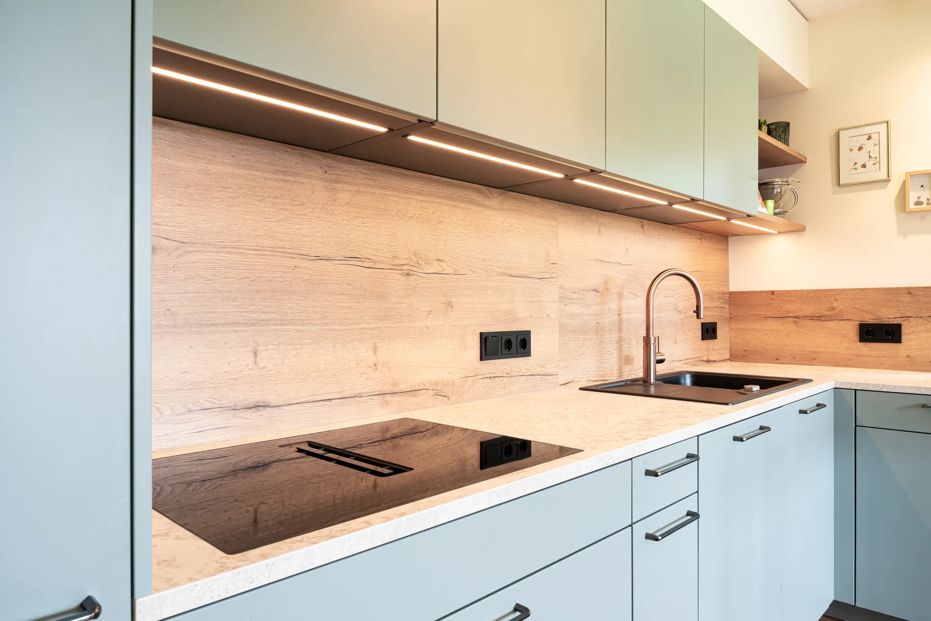 Designküche in L-Form – Keramik mit Quooker, Miele und NEFF