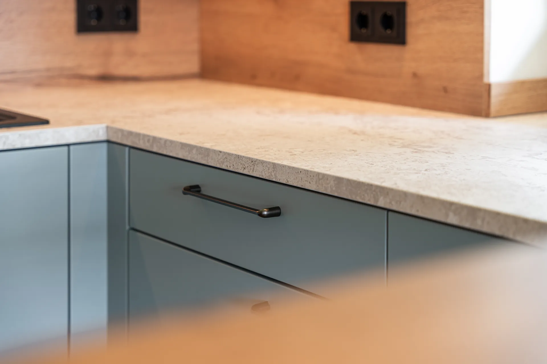Designküche in L-Form – Keramik mit Quooker, Miele und NEFF