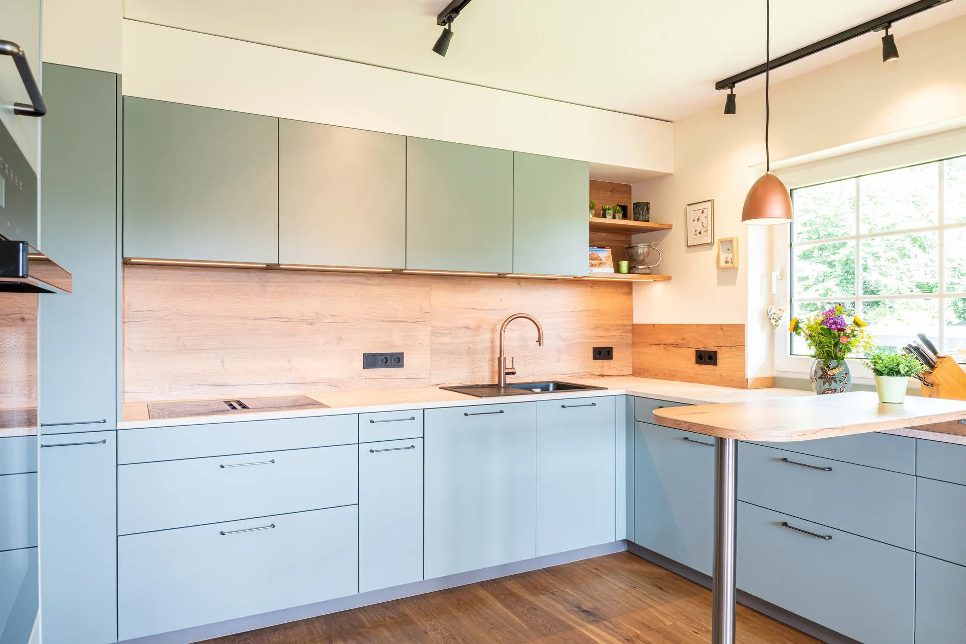 Designküche in L-Form – Keramik mit Quooker, Miele und NEFF