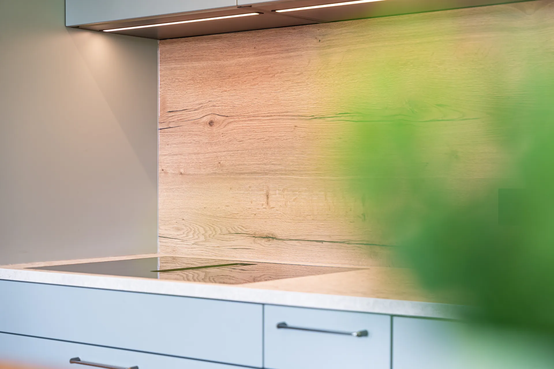 Designküche in L-Form – Keramik mit Quooker, Miele und NEFF