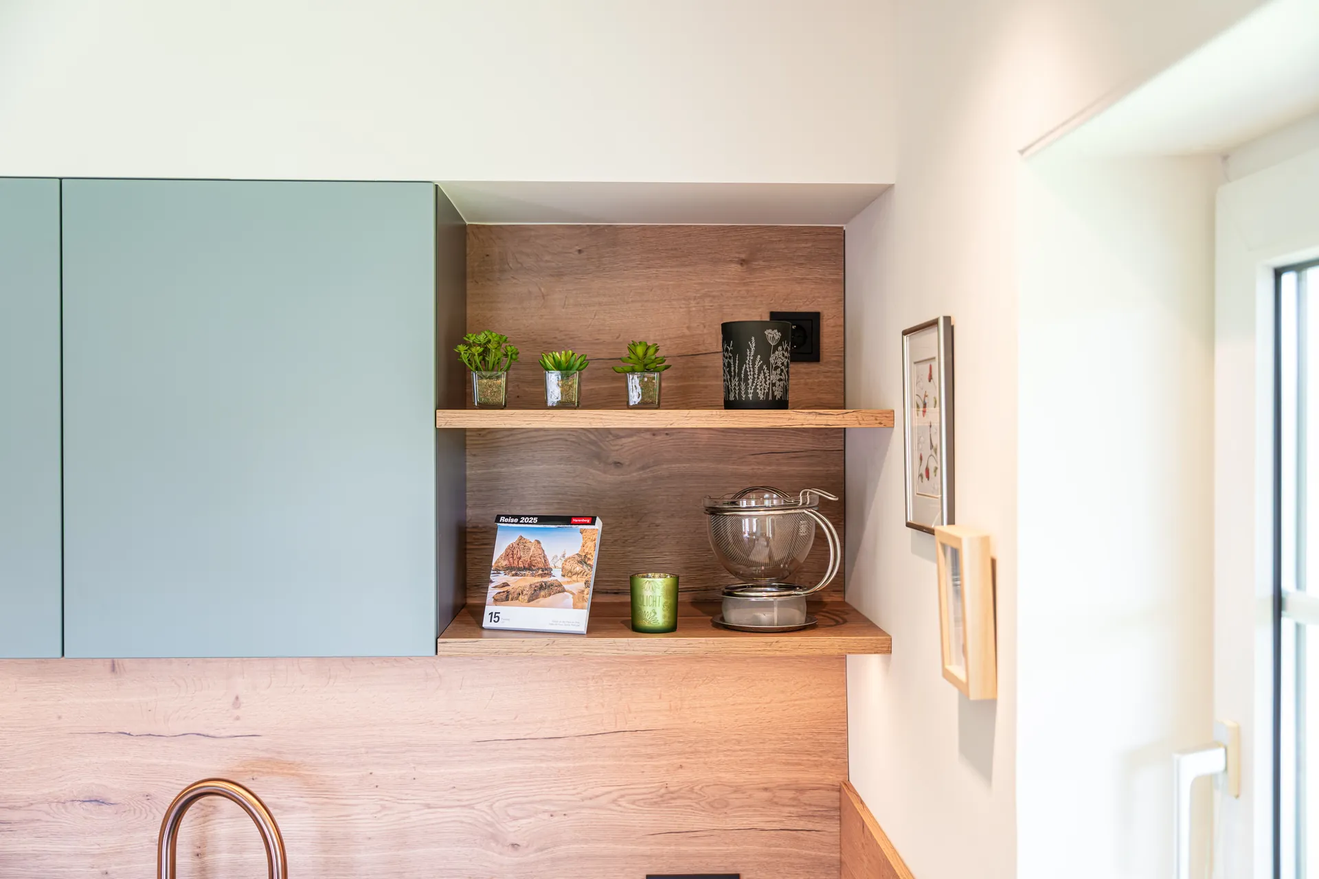Designküche in L-Form – Keramik mit Quooker, Miele und NEFF