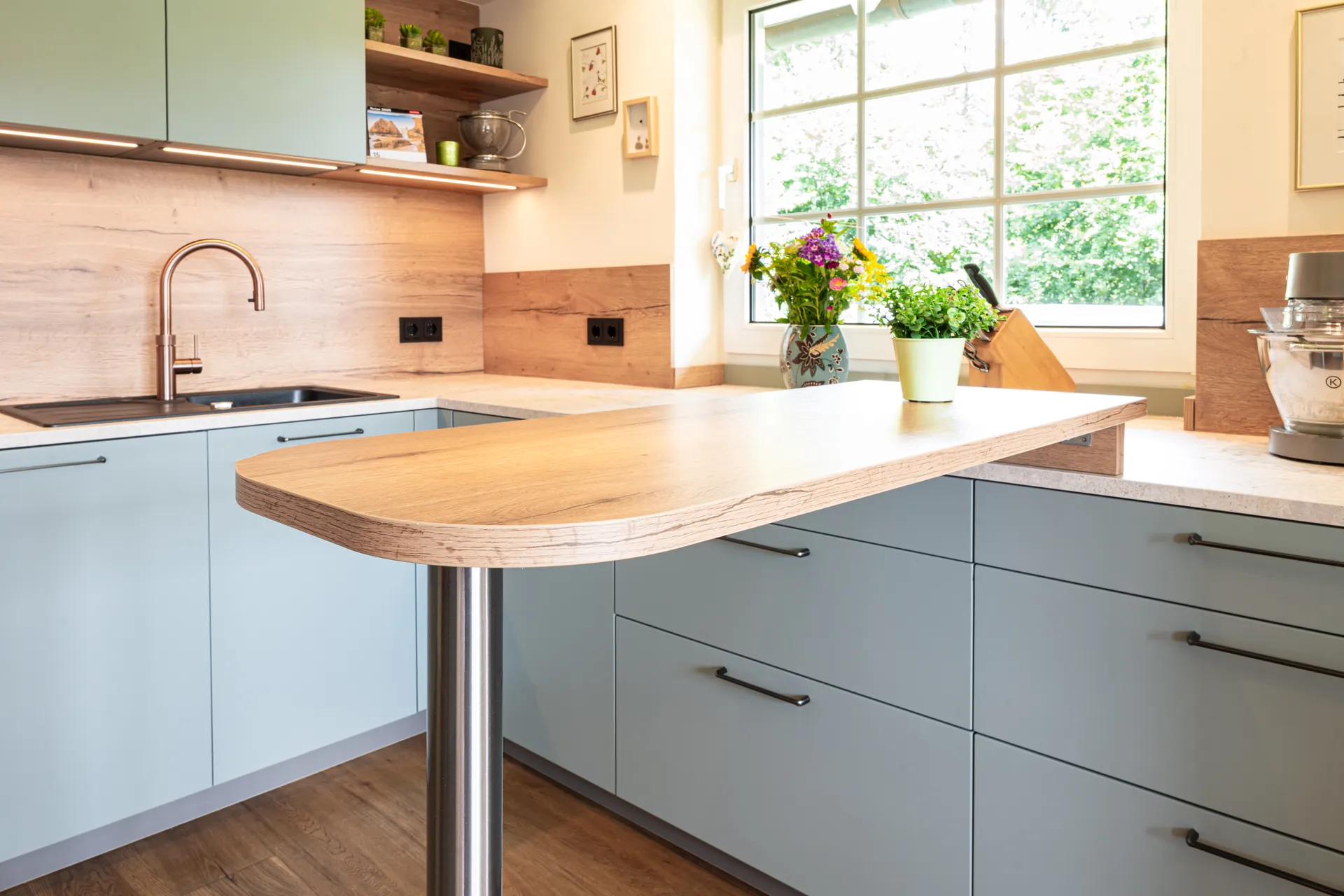 Designküche in L-Form – Keramik mit Quooker, Miele und NEFF