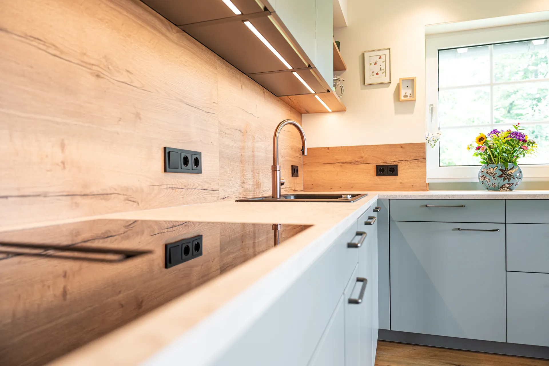 Designküche in L-Form – Keramik mit Quooker, Miele und NEFF