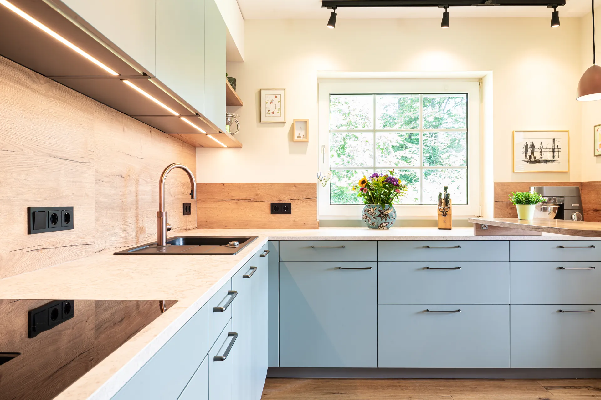 Designküche in L-Form – Keramik mit Quooker, Miele und NEFF