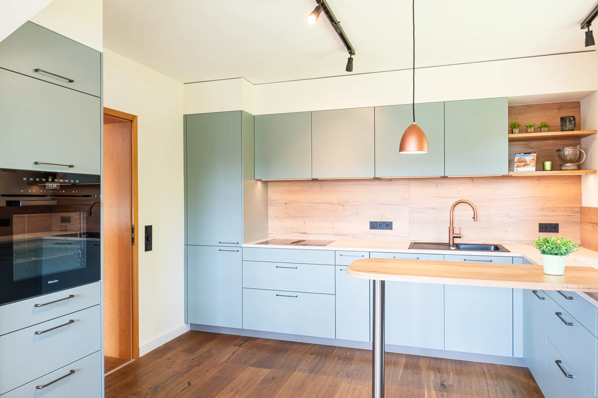 Designküche in L-Form – Keramik mit Quooker, Miele und NEFF