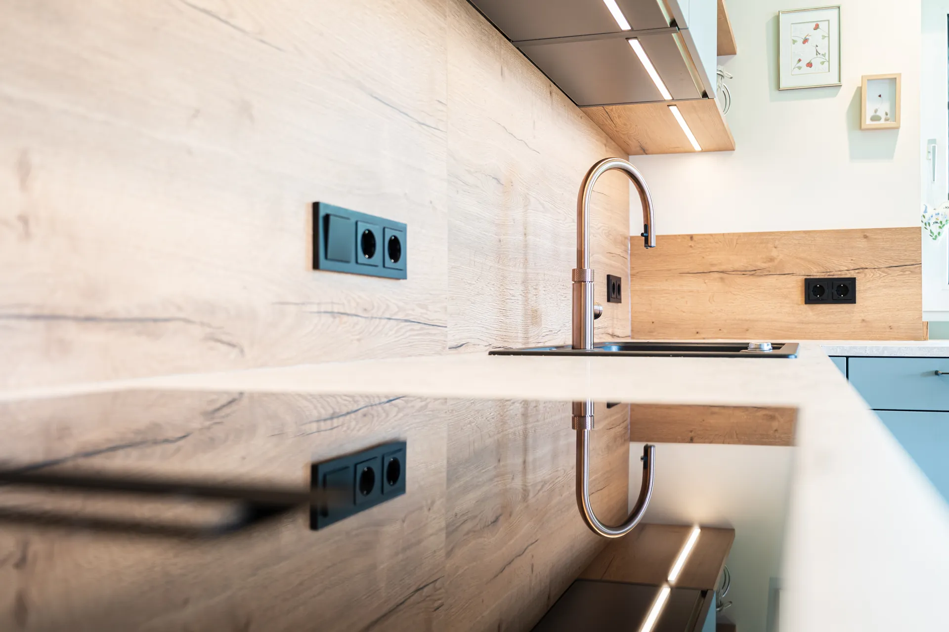 Designküche in L-Form – Keramik mit Quooker, Miele und NEFF