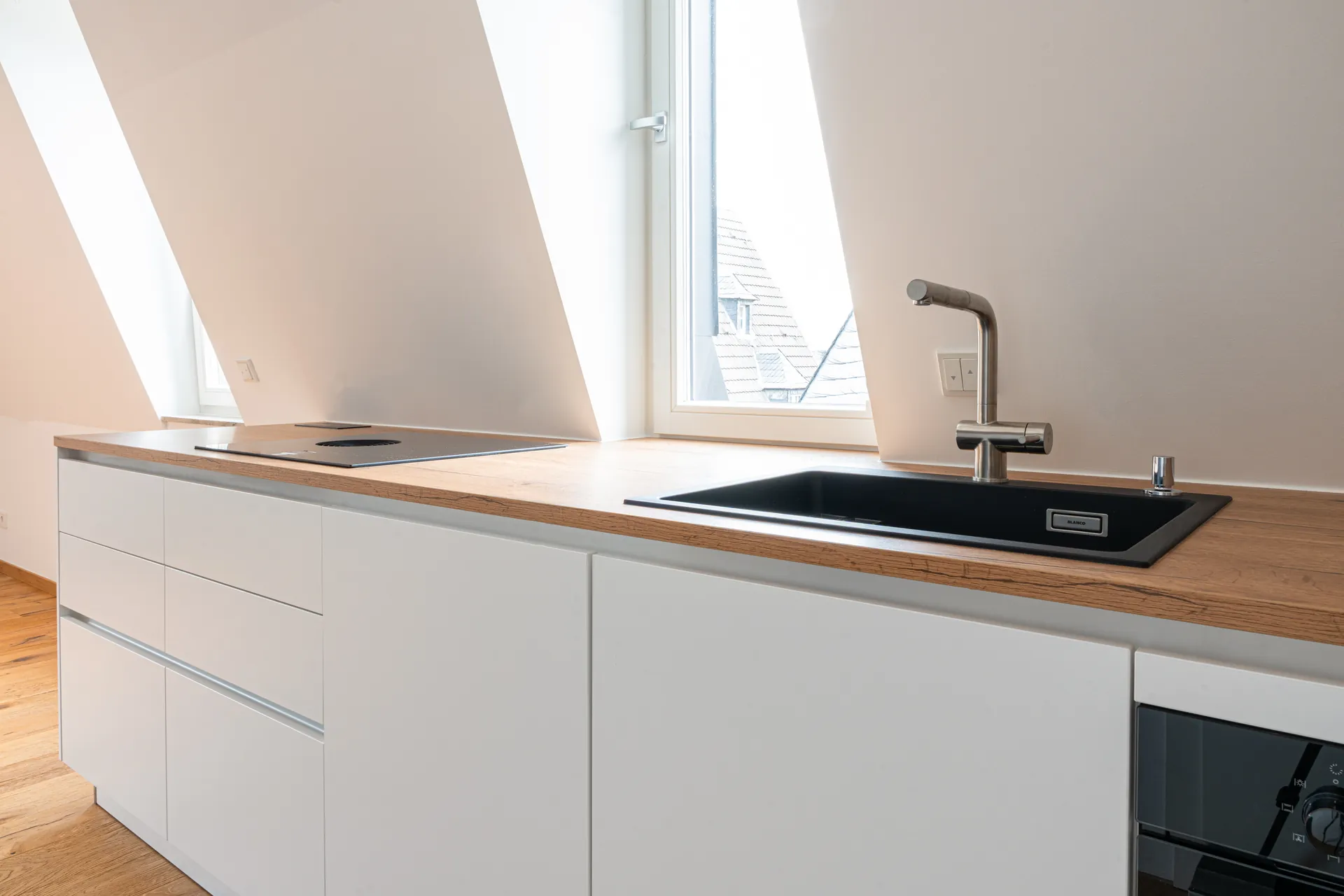 Grifflose Schreinerküche – L-Form mit Holz und Keramik