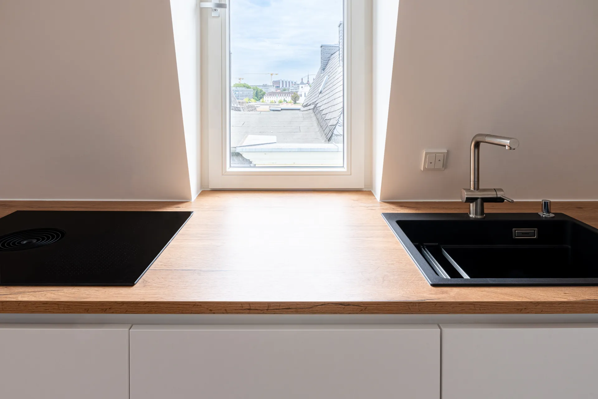 Grifflose Schreinerküche – L-Form mit Holz und Keramik