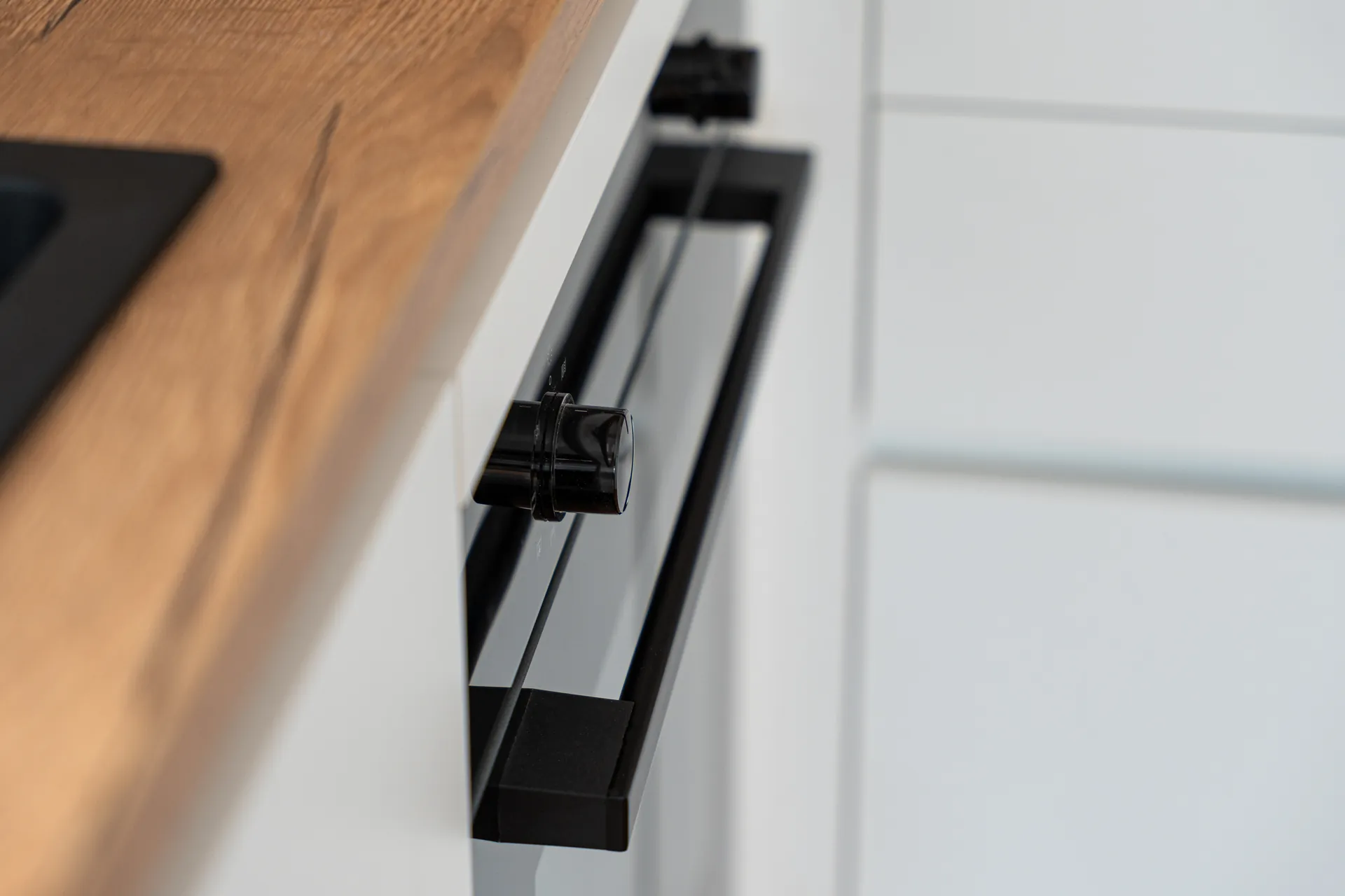 Grifflose Schreinerküche – L-Form mit Holz und Keramik
