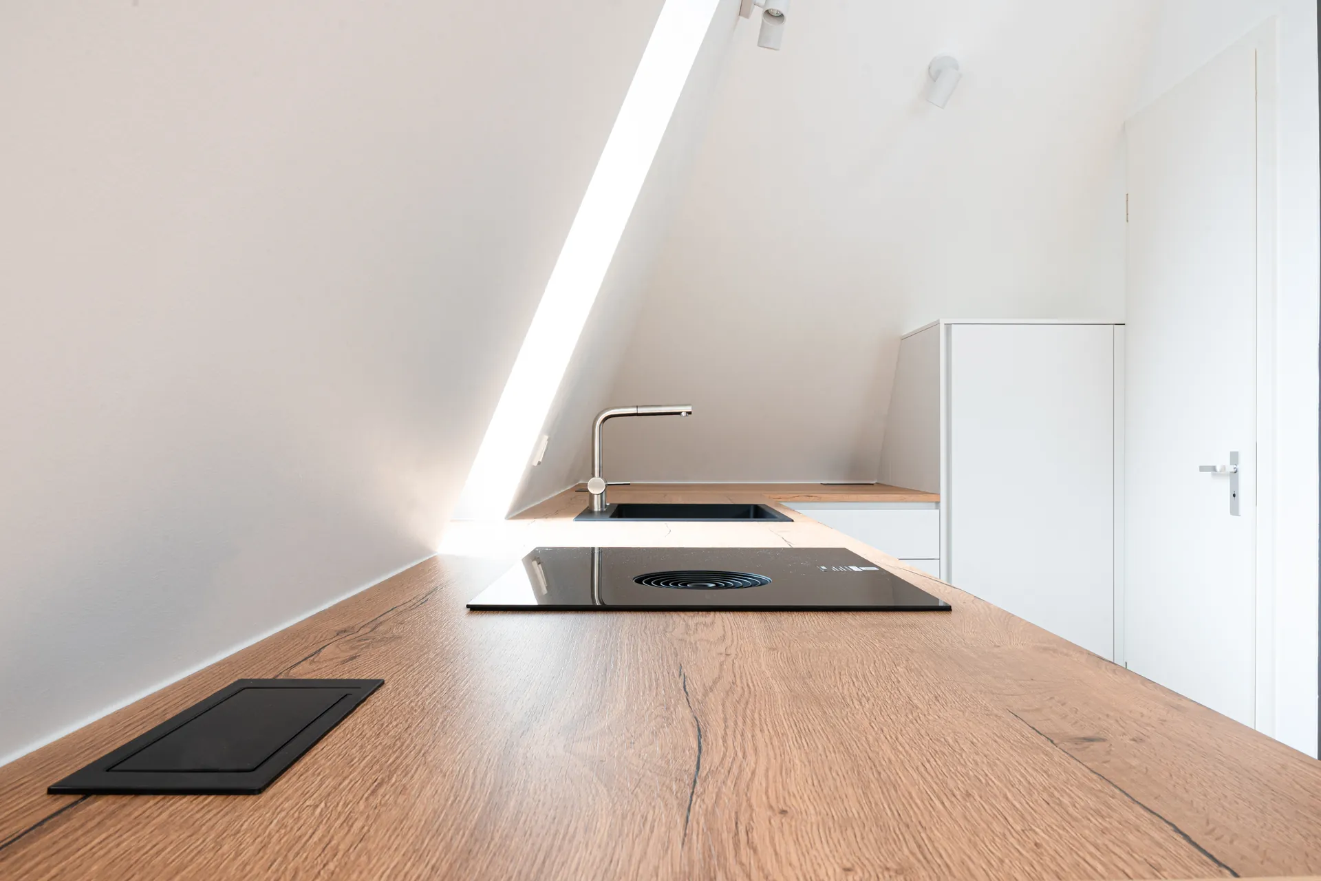 Grifflose Schreinerküche – L-Form mit Holz und Keramik