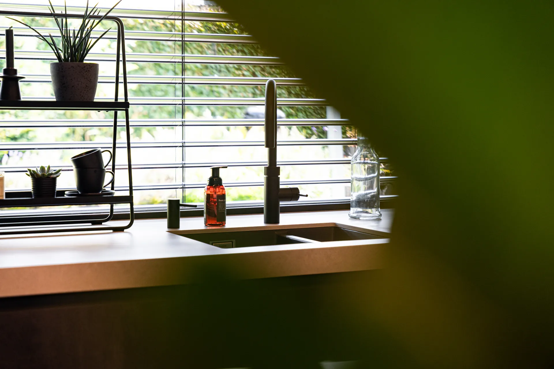 Grifflose Designküche mit Insel – Keramik mit Bora und Samsung