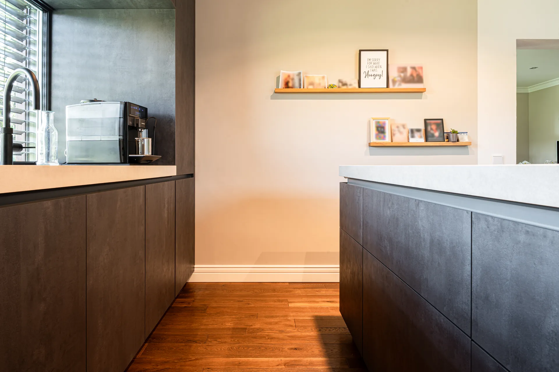 Grifflose Designküche mit Insel – Keramik mit Bora und Samsung