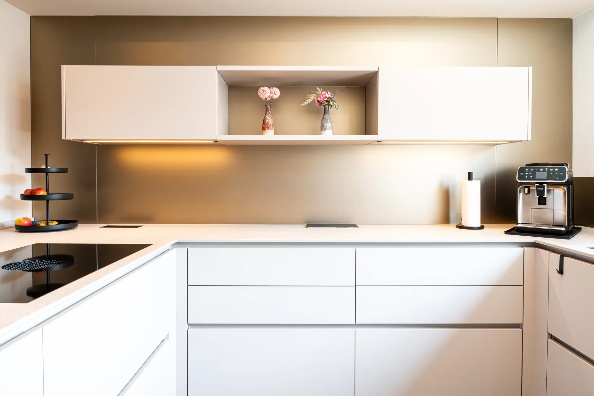 Grifflose U-Küche – Keramik mit Quooker, Bora und Miele