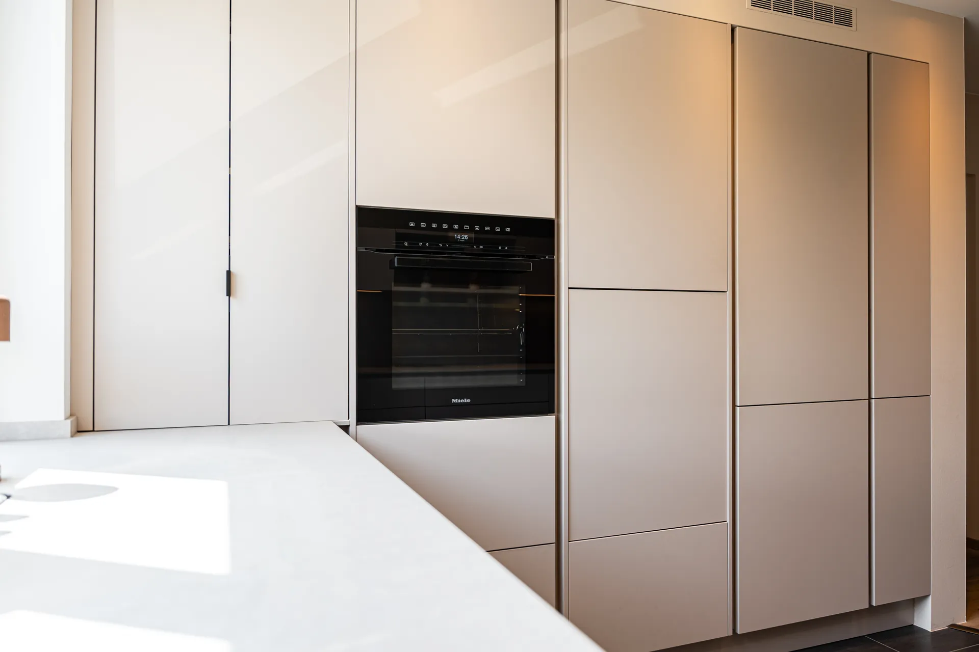 Grifflose U-Küche – Keramik mit Quooker, Bora und Miele