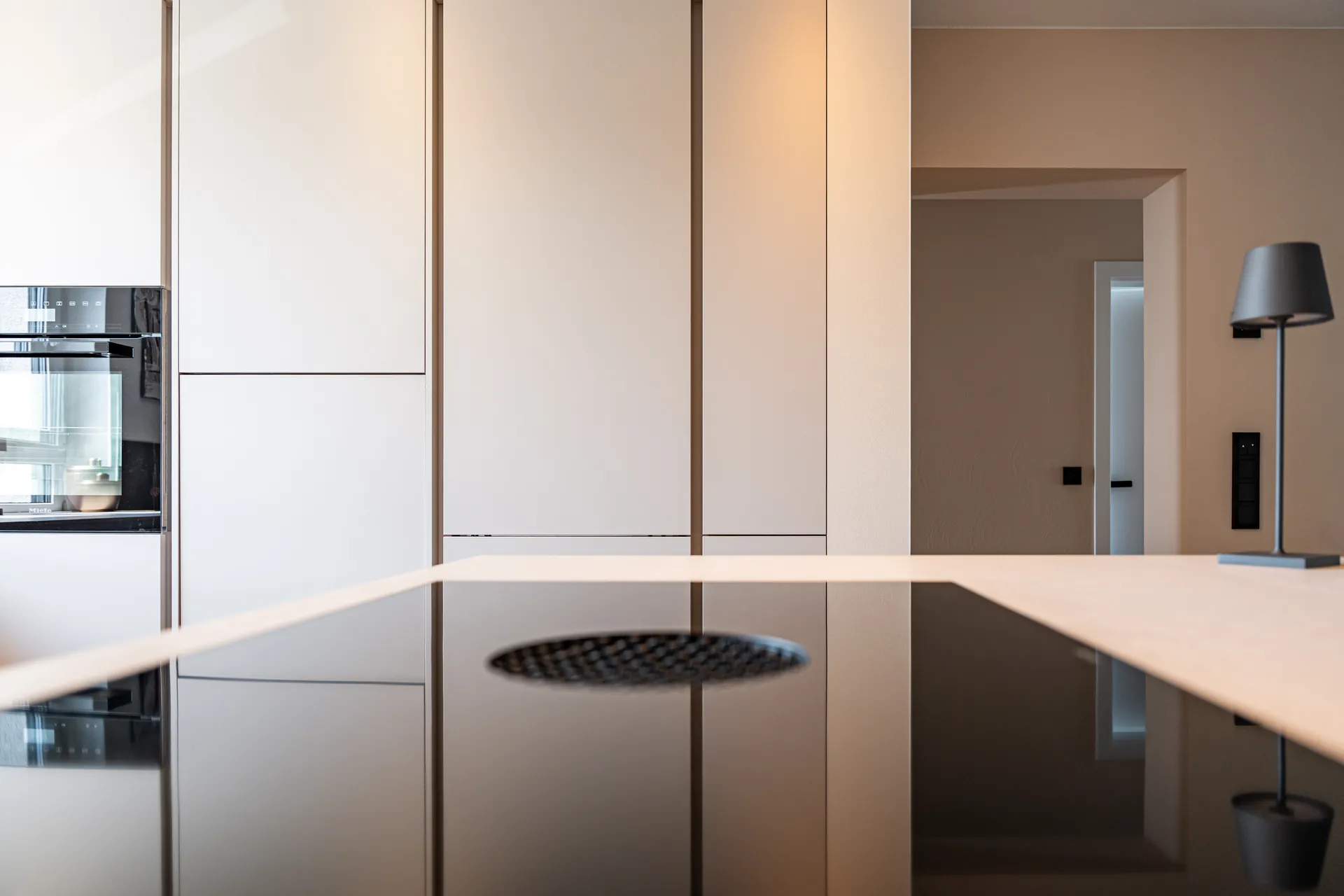 Grifflose U-Küche – Keramik mit Quooker, Bora und Miele