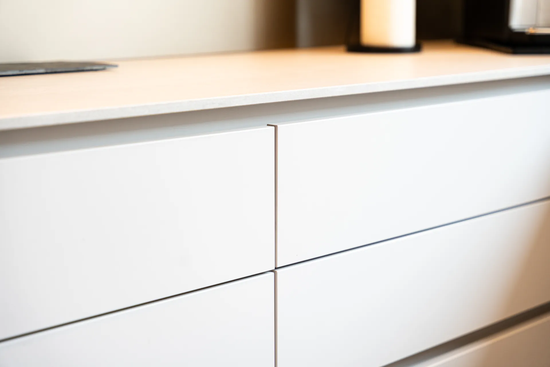 Grifflose U-Küche – Keramik mit Quooker, Bora und Miele