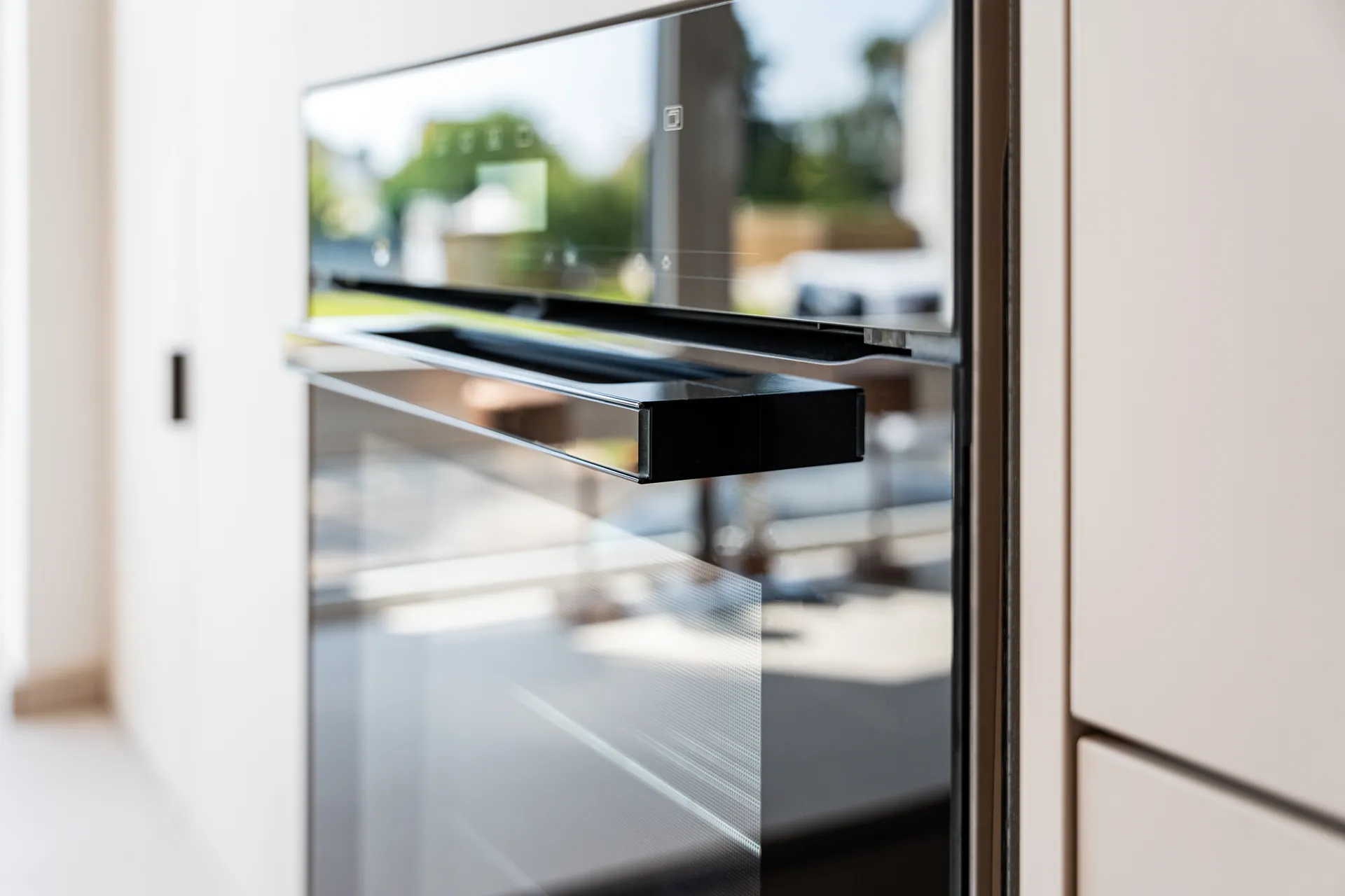 Grifflose U-Küche – Keramik mit Quooker, Bora und Miele