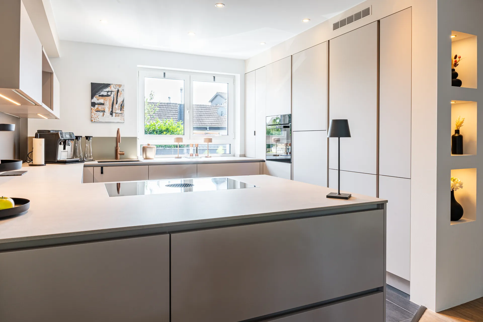 Grifflose U-Küche – Keramik mit Quooker, Bora und Miele