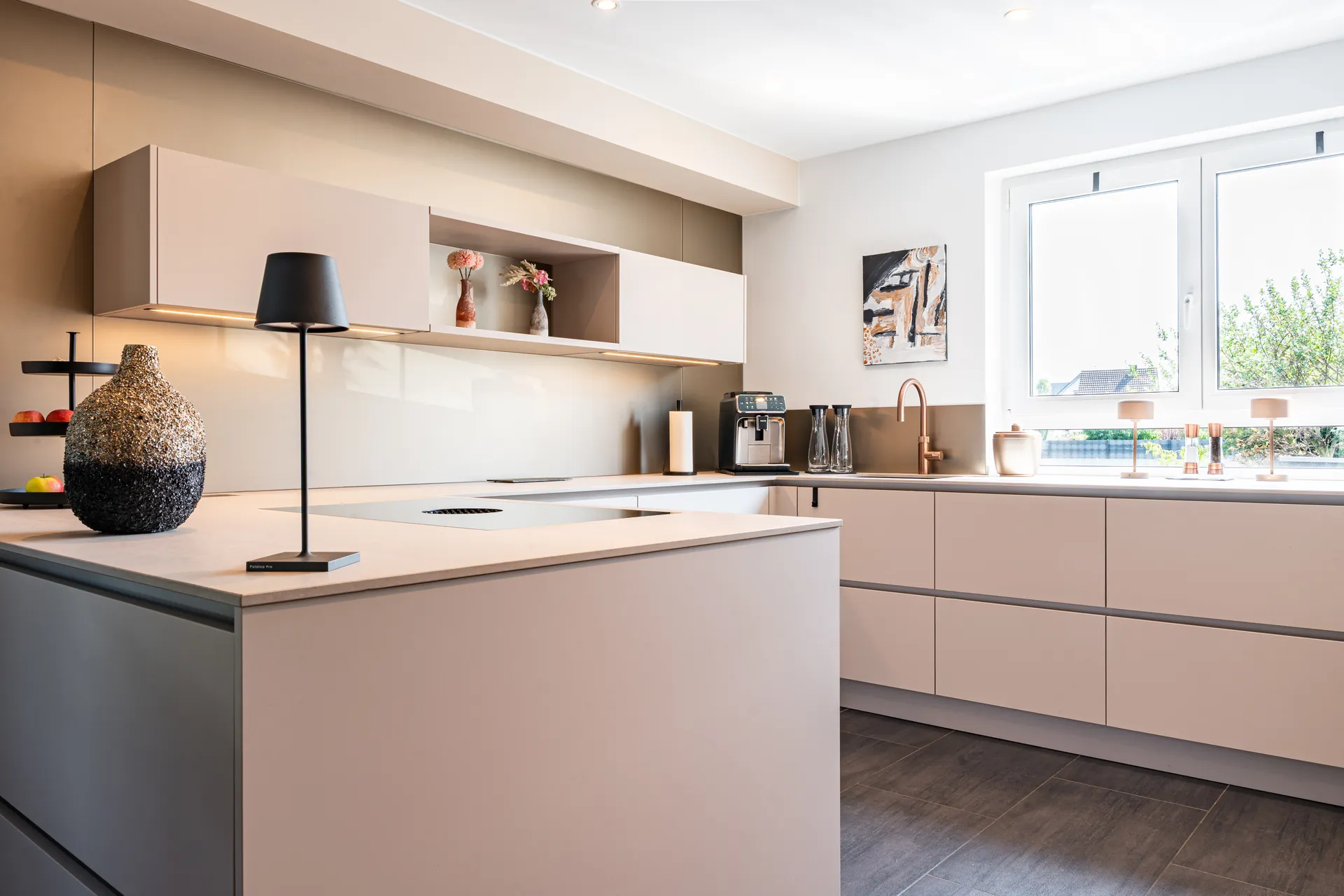 Grifflose U-Küche – Keramik mit Quooker, Bora und Miele