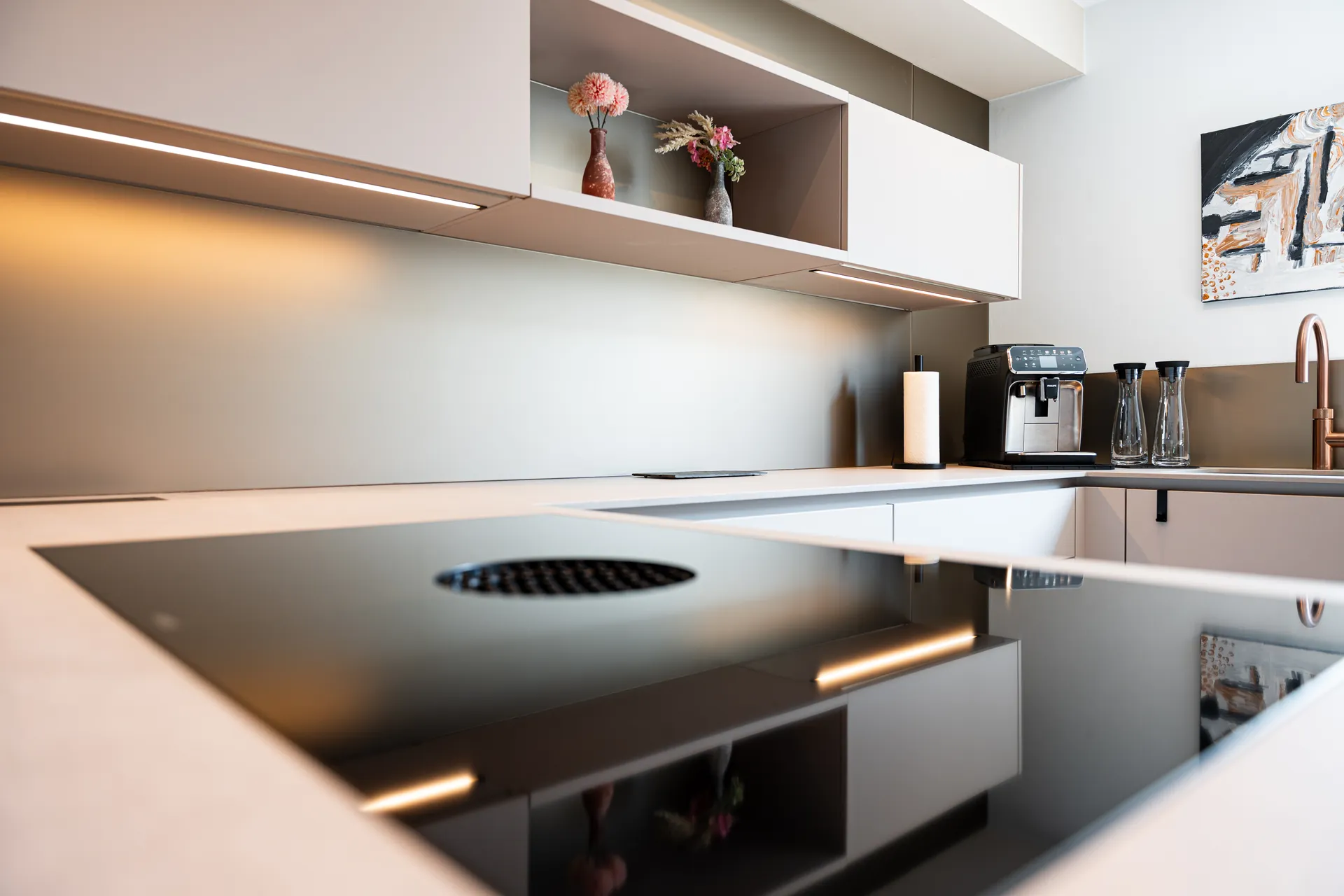 Grifflose U-Küche – Keramik mit Quooker, Bora und Miele