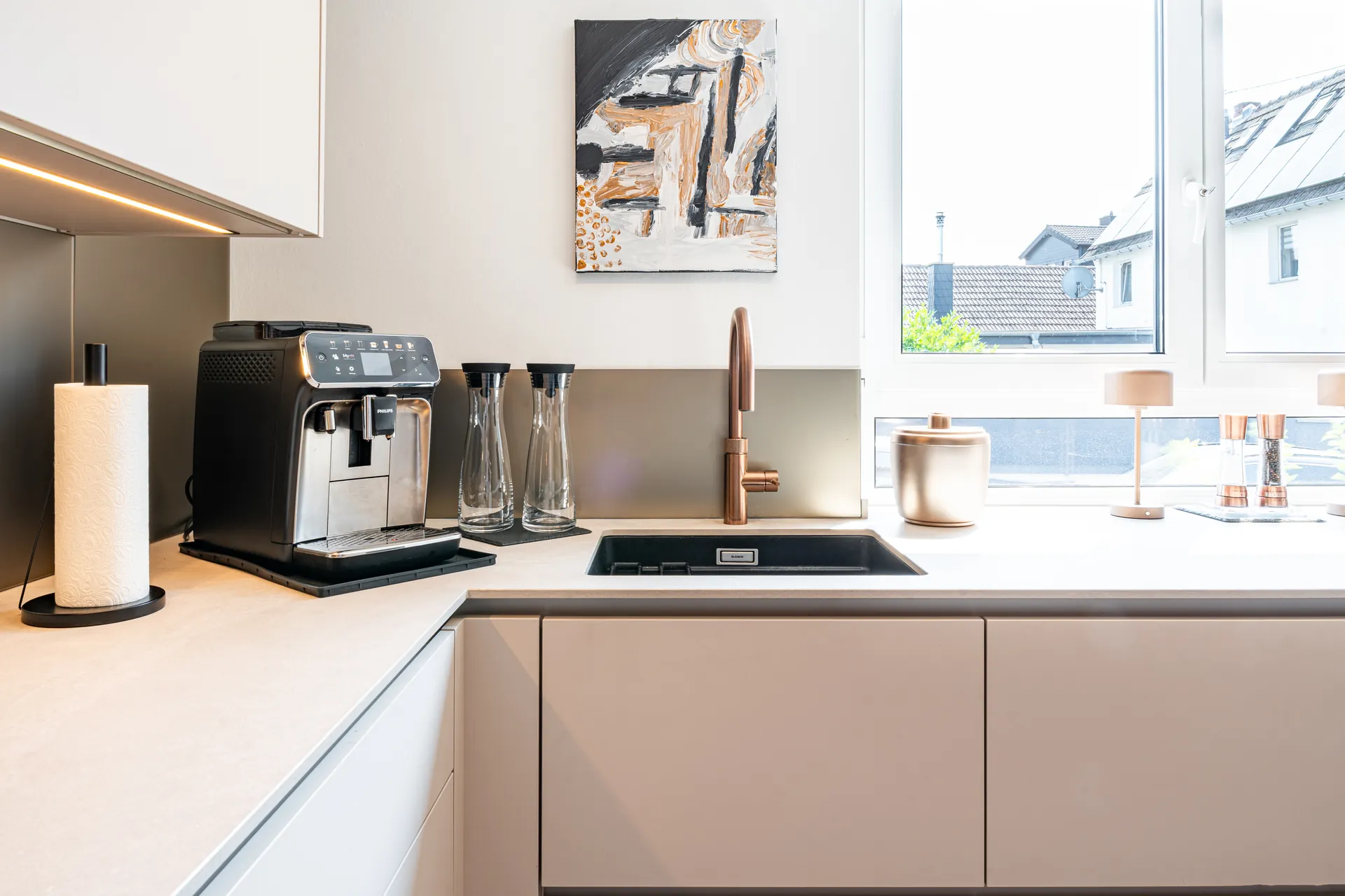 Grifflose U-Küche – Keramik mit Quooker, Bora und Miele