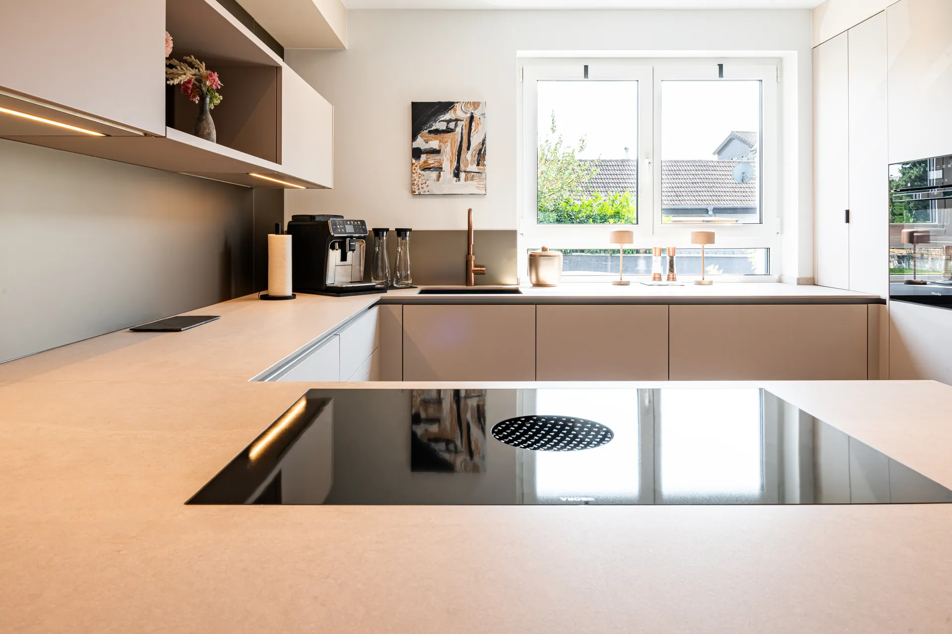 Grifflose U-Küche – Keramik mit Quooker, Bora und Miele