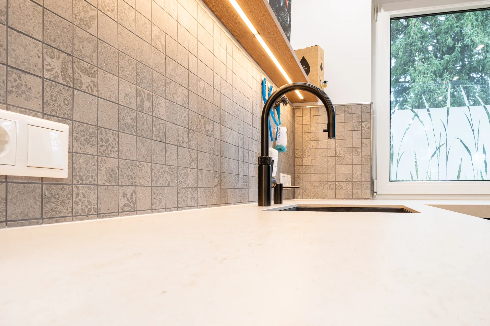Grifflose Schreinerküche in U-Form – Keramik mit Miele und NEFF