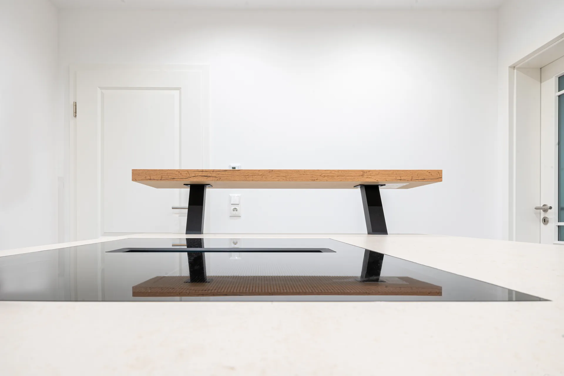 Grifflose Schreinerküche in U-Form – Keramik mit Miele und NEFF