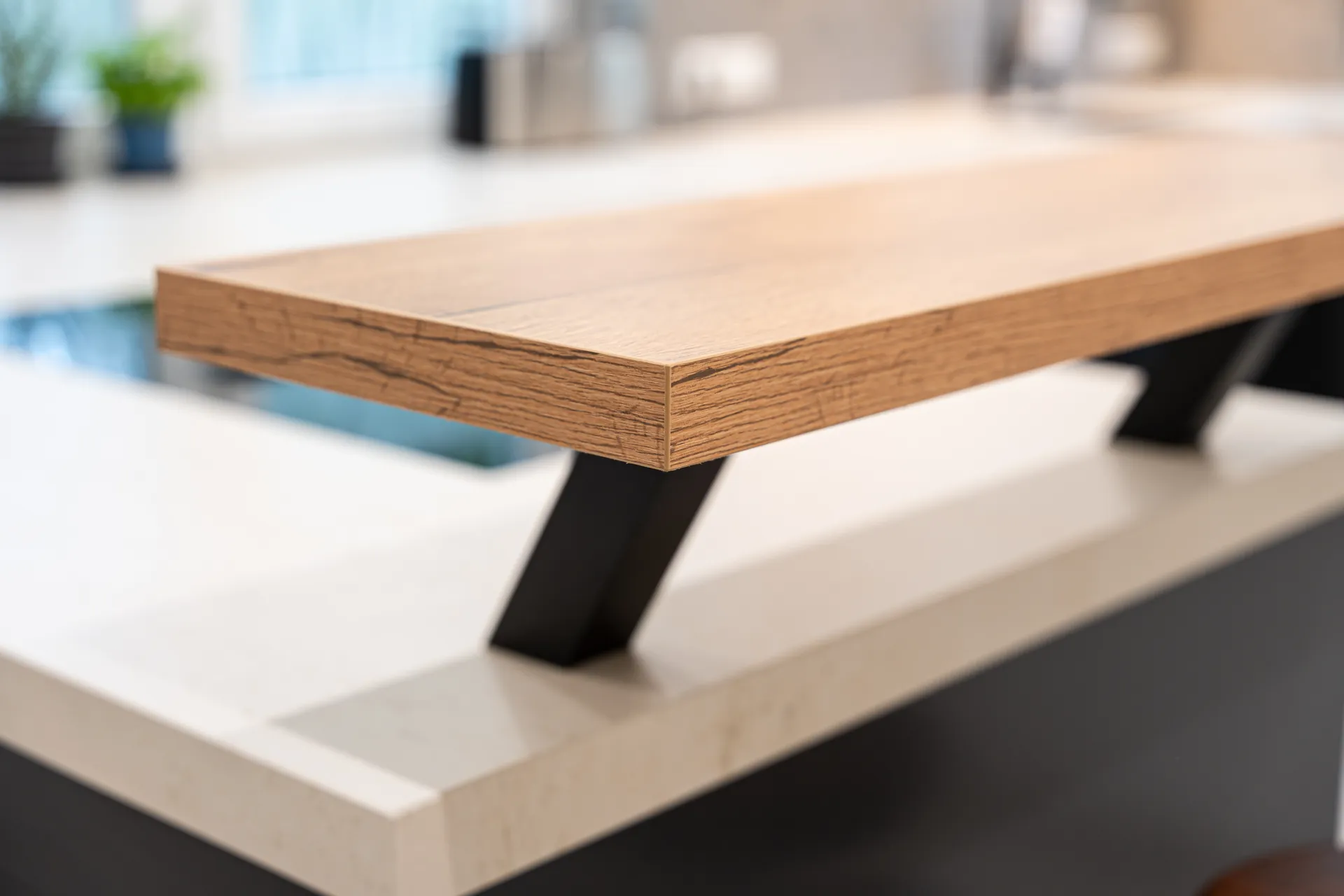 Grifflose Schreinerküche in U-Form – Keramik mit Miele und NEFF