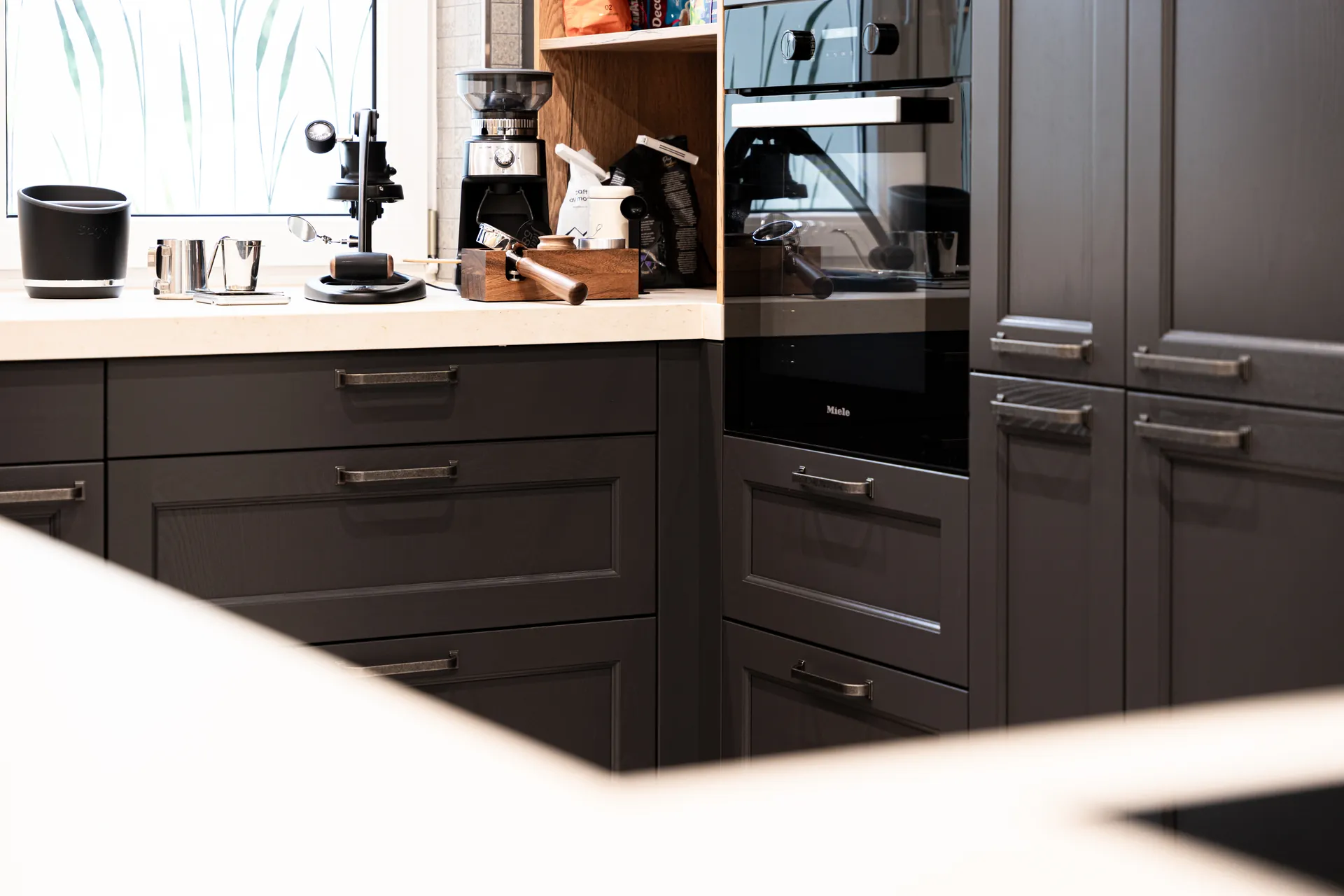 Grifflose Schreinerküche in U-Form – Keramik mit Miele und NEFF
