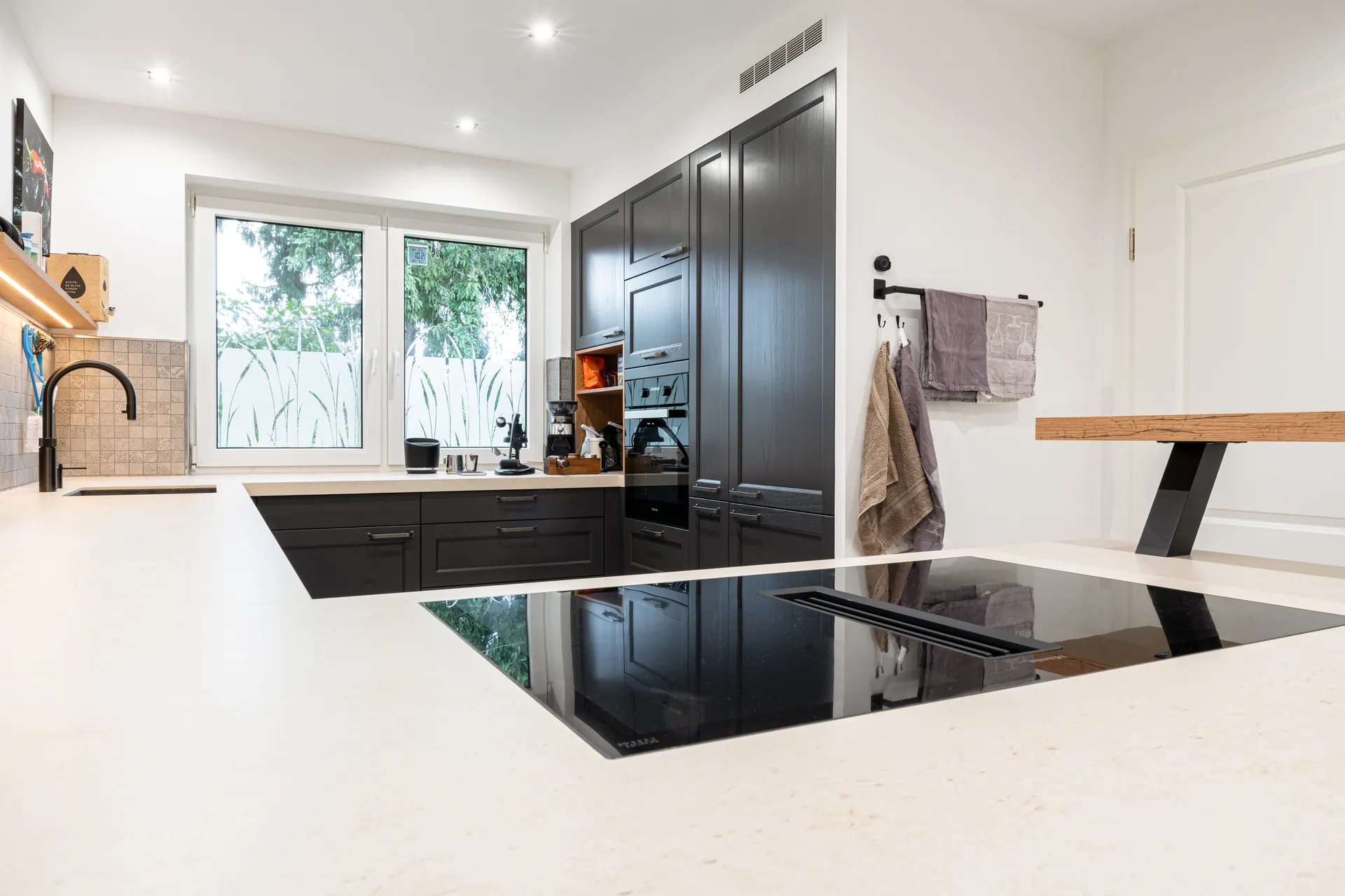 Grifflose Schreinerküche in U-Form – Keramik mit Miele und NEFF
