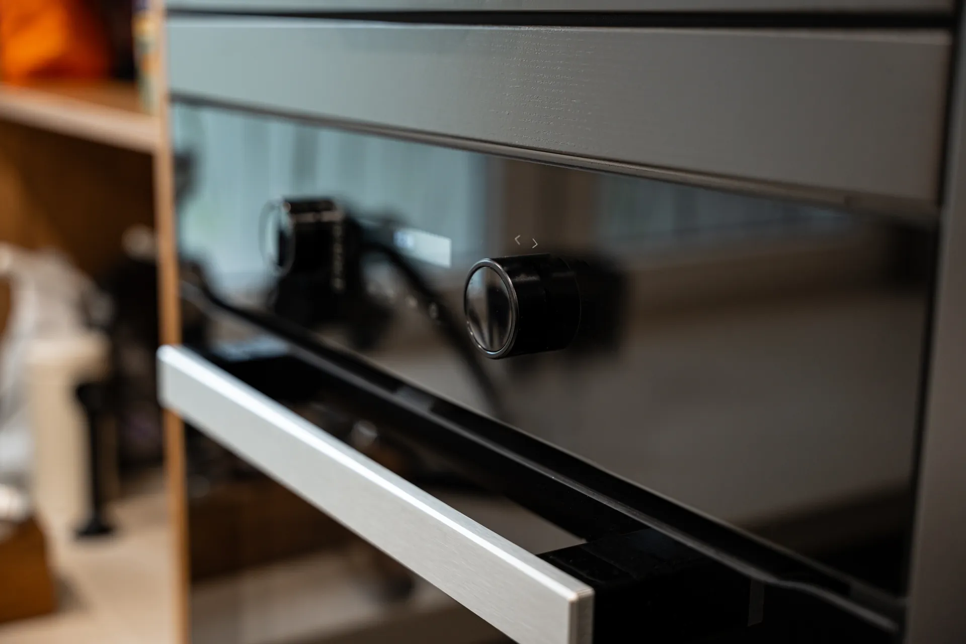 Grifflose Schreinerküche in U-Form – Keramik mit Miele und NEFF
