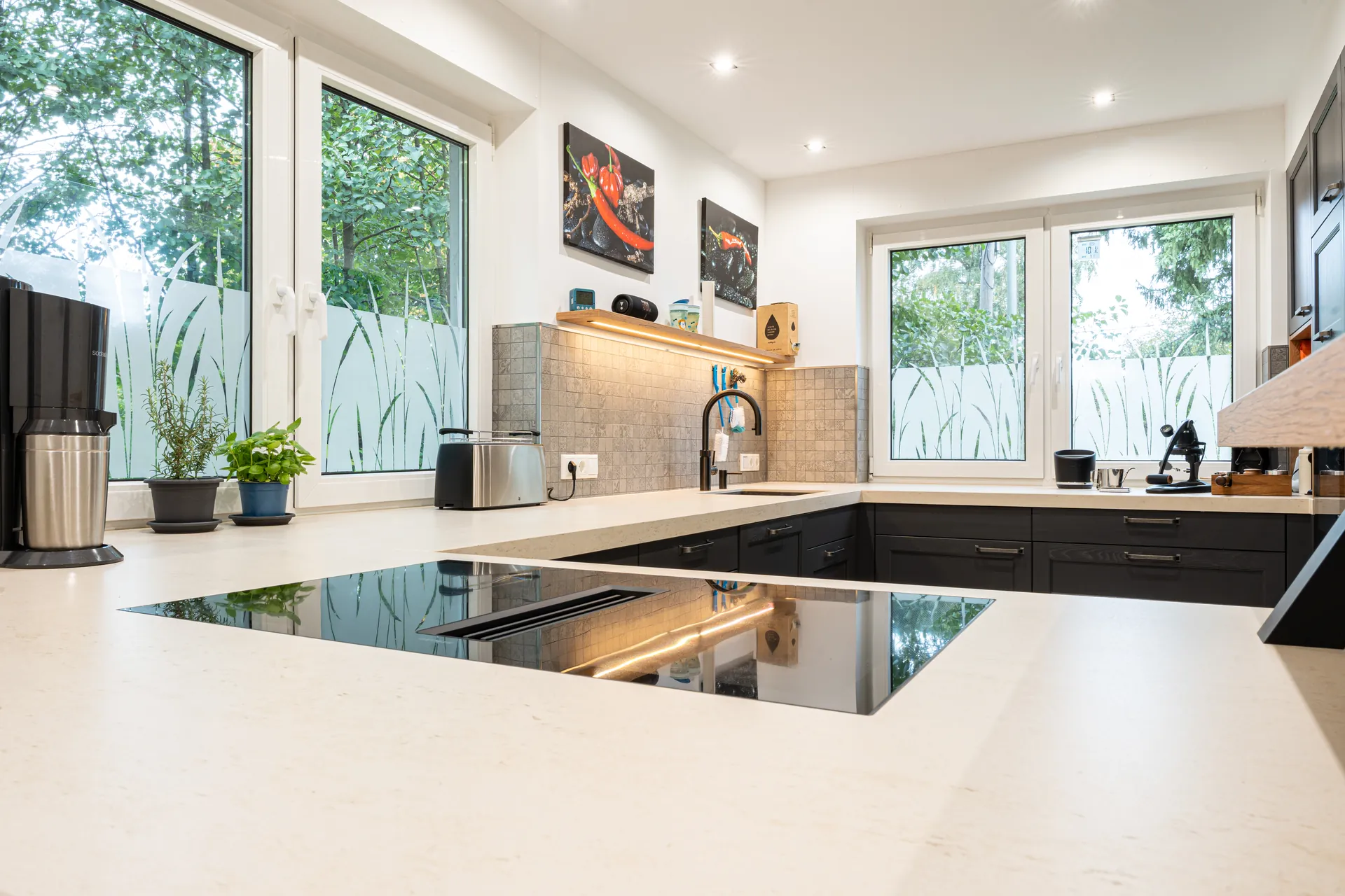 Grifflose Schreinerküche in U-Form – Keramik mit Miele und NEFF