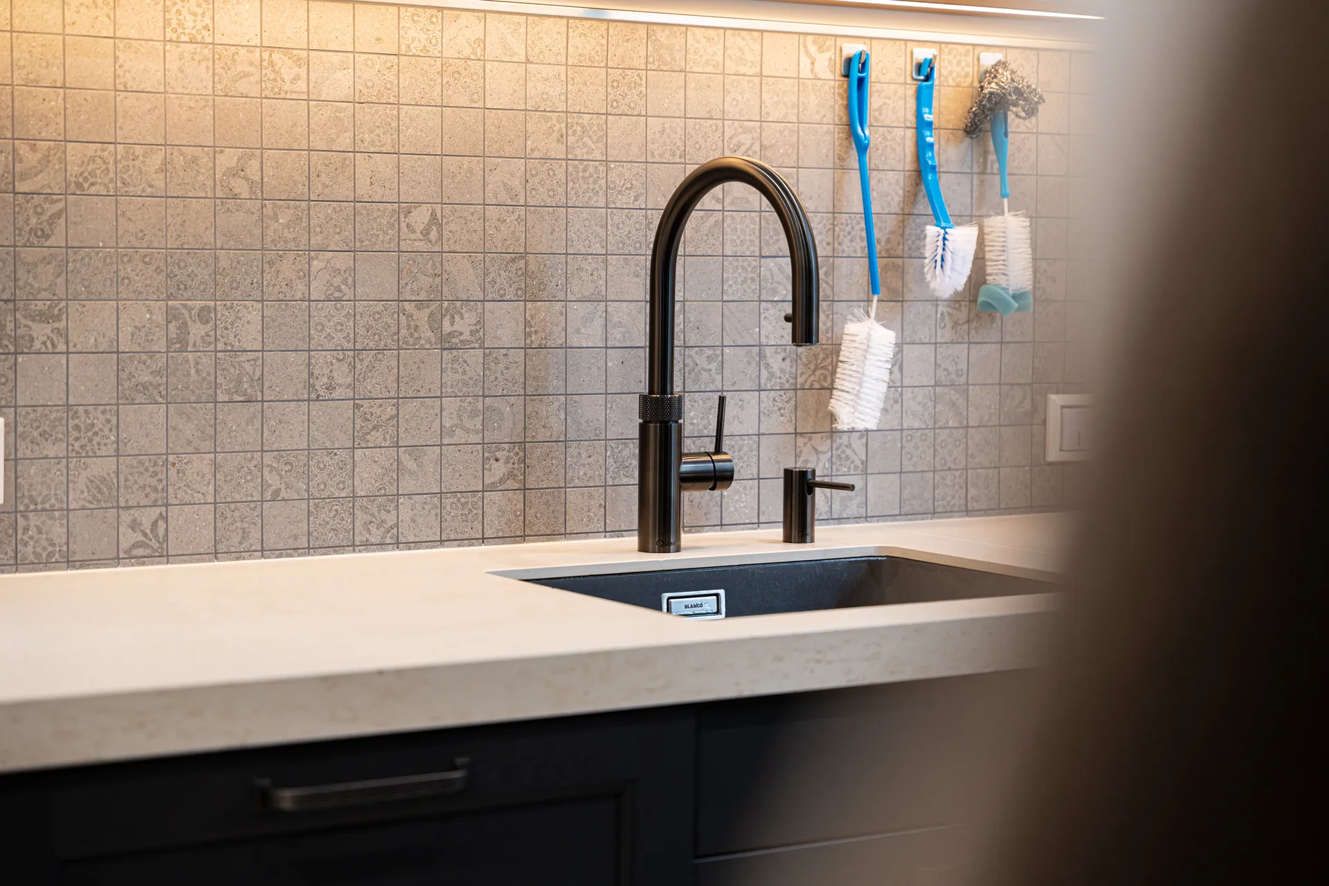 Grifflose Schreinerküche in U-Form – Keramik mit Miele und NEFF