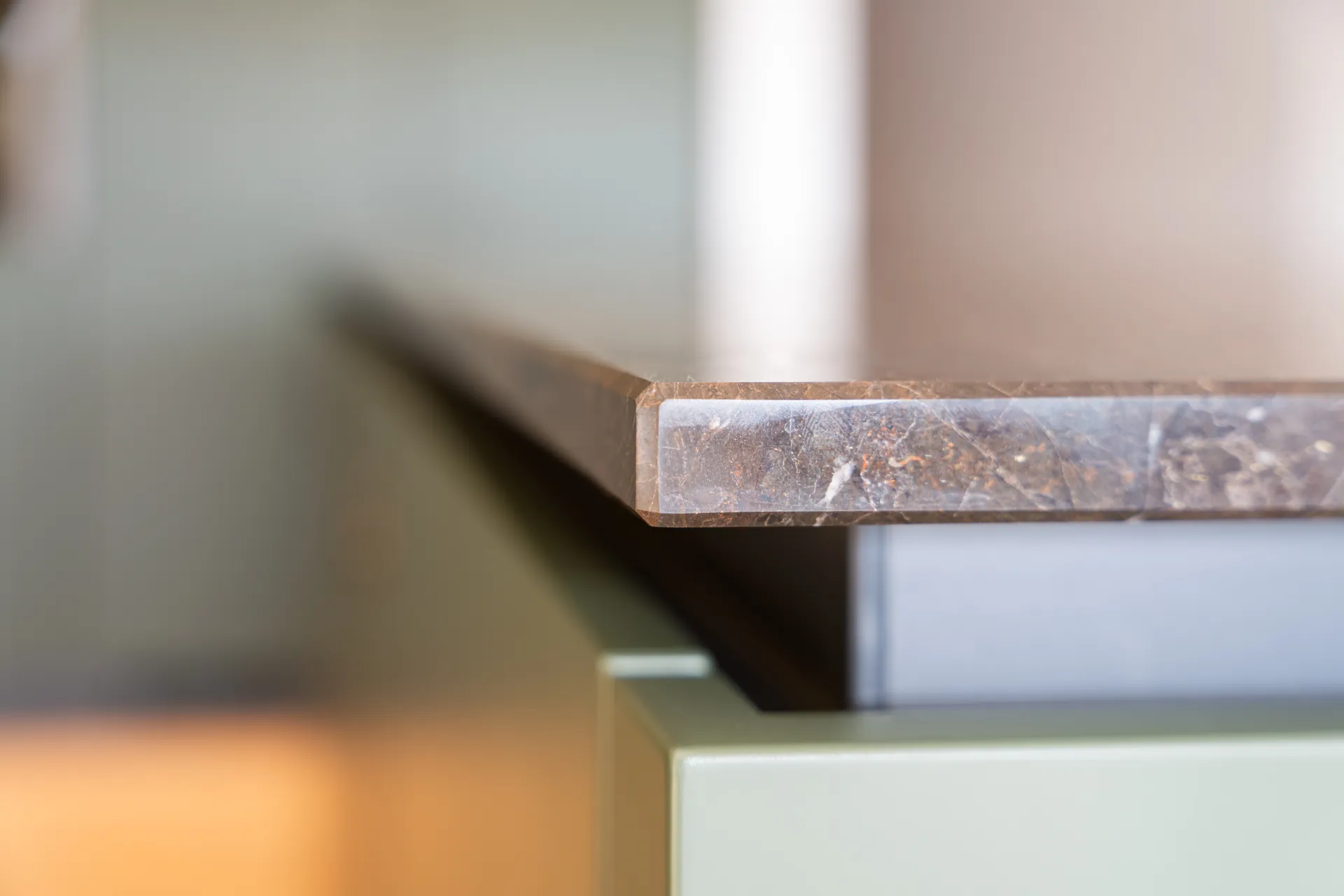 Grifflose Designküche mit Insel – L-Form mit Keramik und Leicht