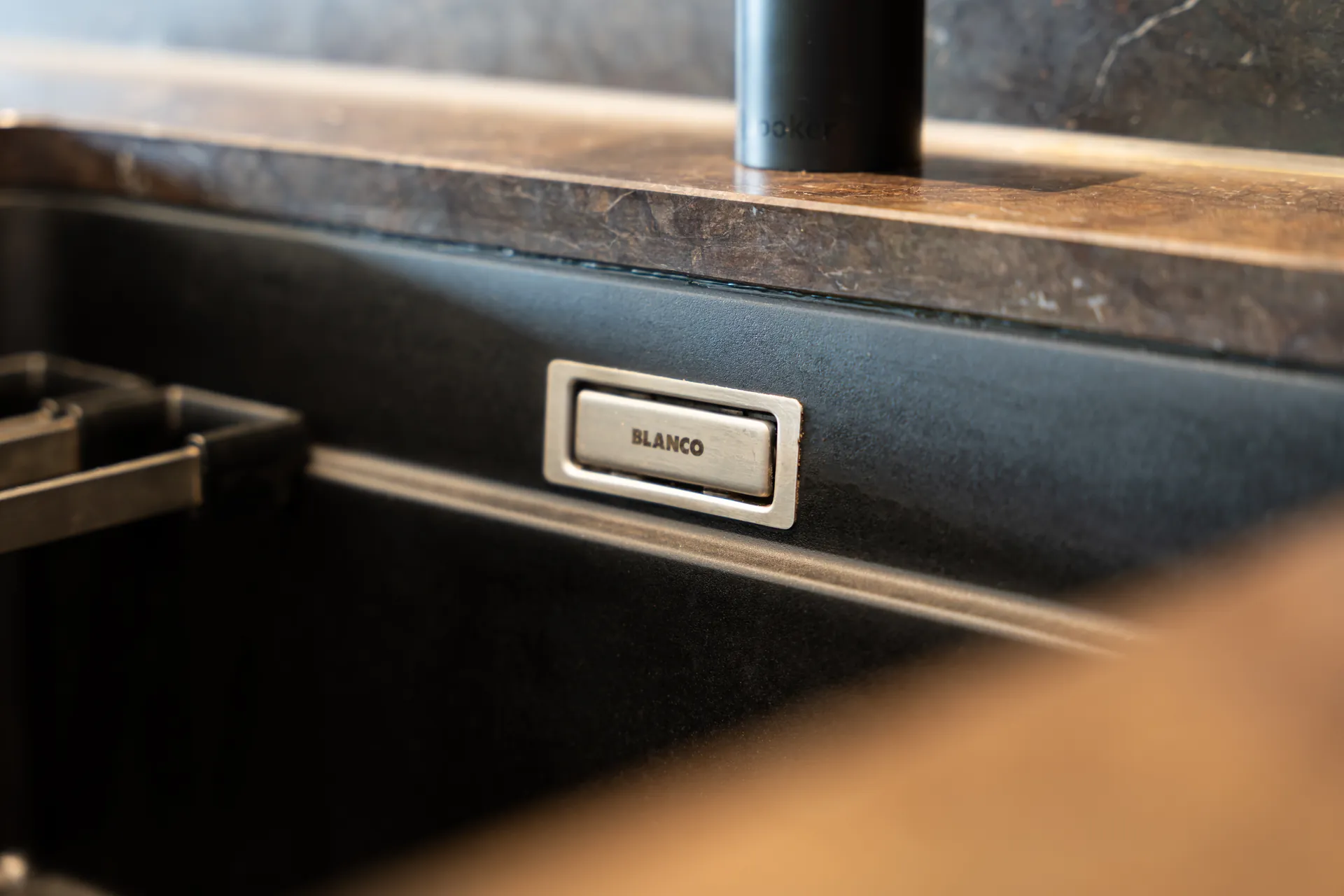 Grifflose Designküche mit Insel – L-Form mit Keramik und Leicht