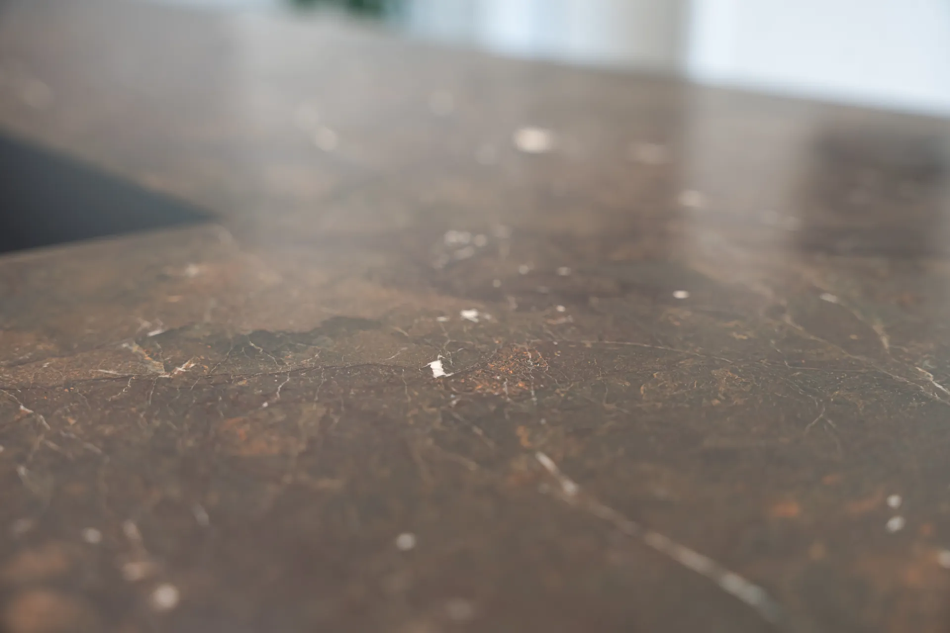 Grifflose Designküche mit Insel – L-Form mit Keramik und Leicht