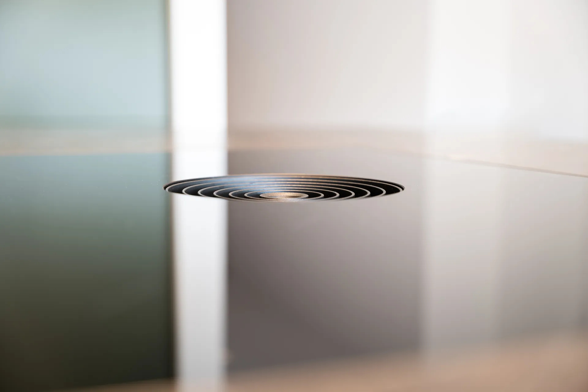 Grifflose Designküche mit Insel – L-Form mit Keramik und Leicht